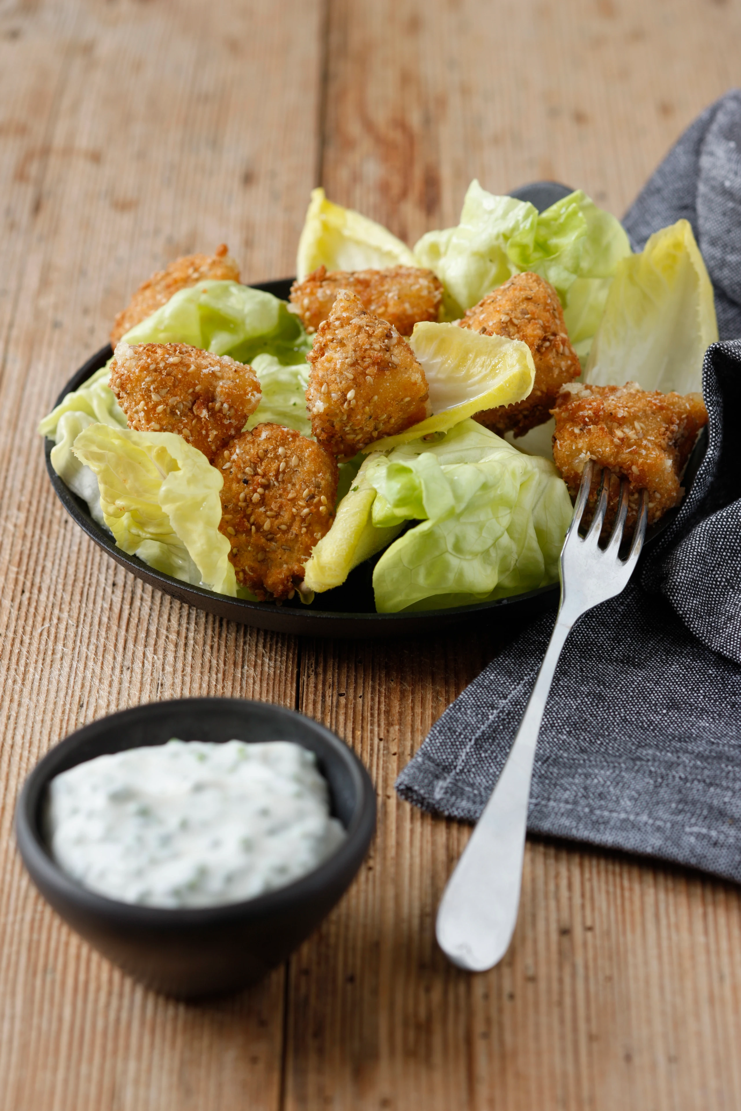 Käse-Sesamwürfel auf Salat