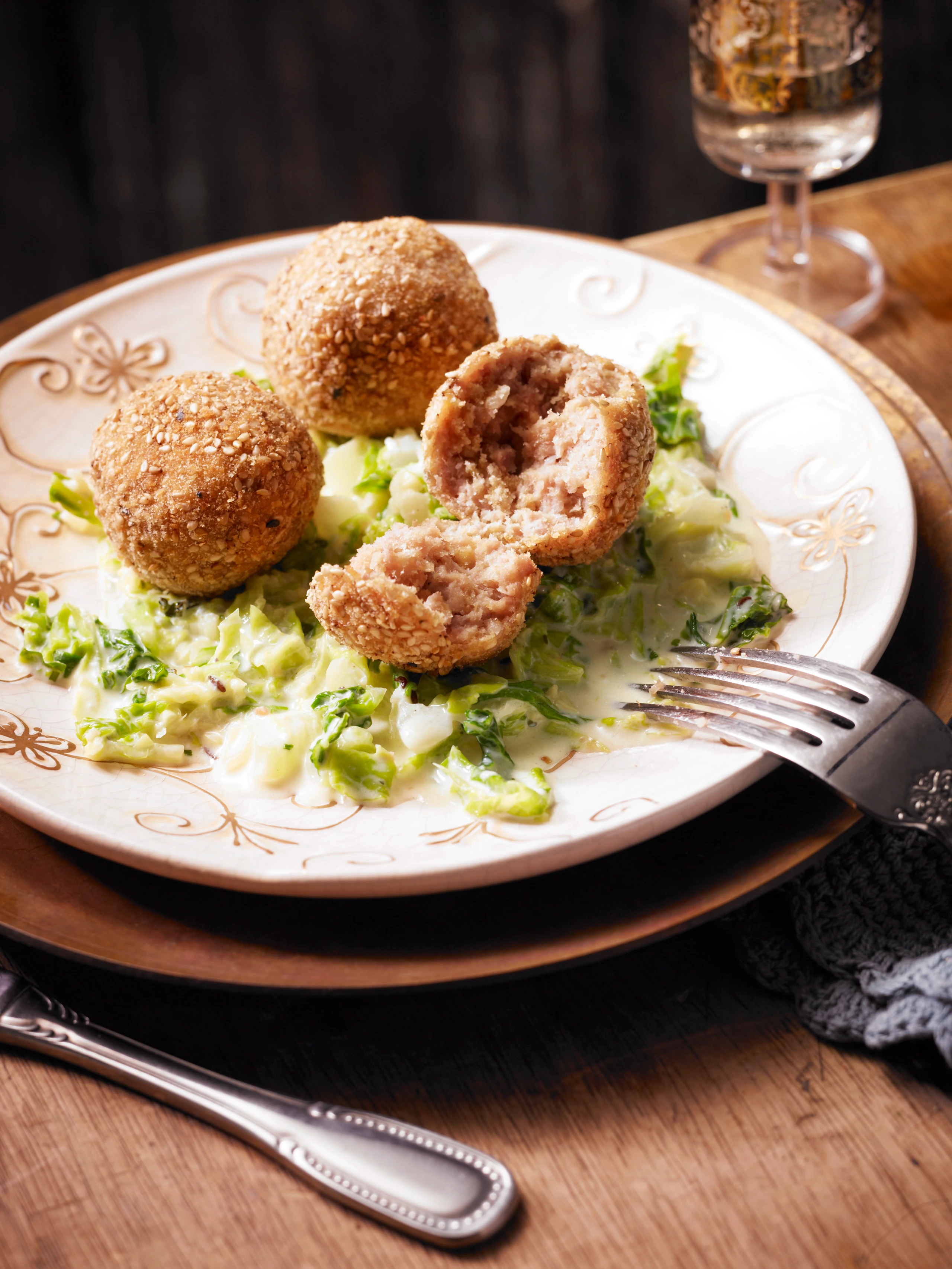 Fleischbällchen auf Rahmkohl