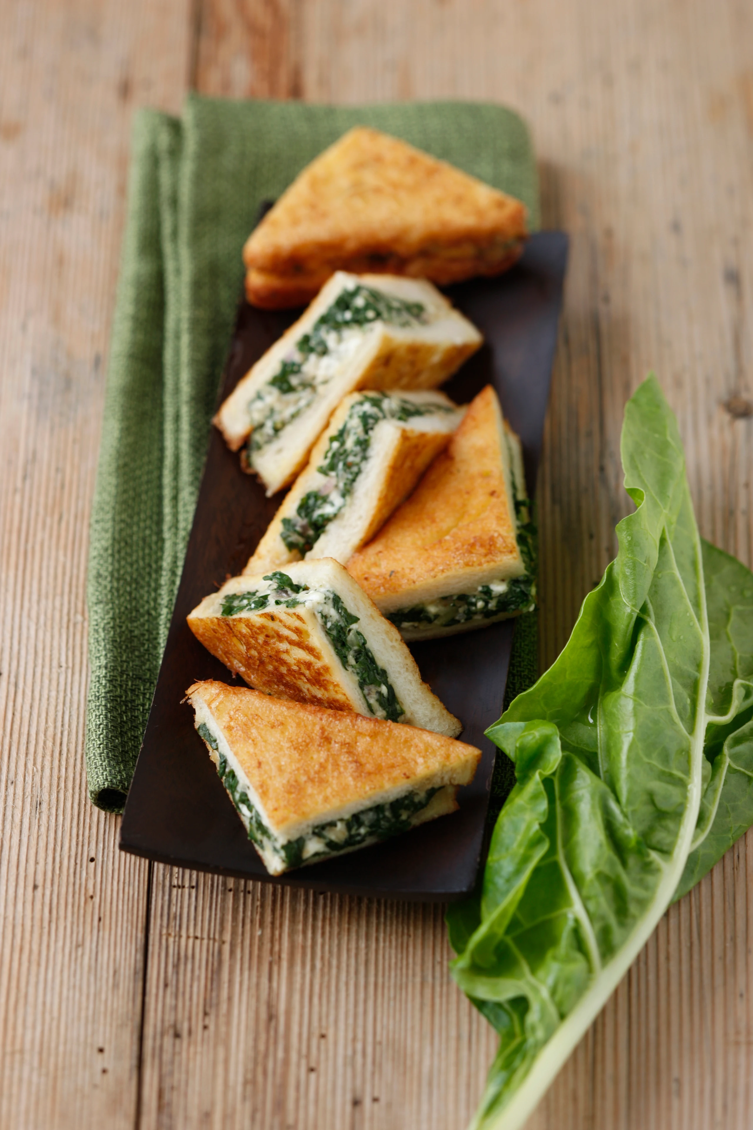 Toasts mit Feta und Mangold