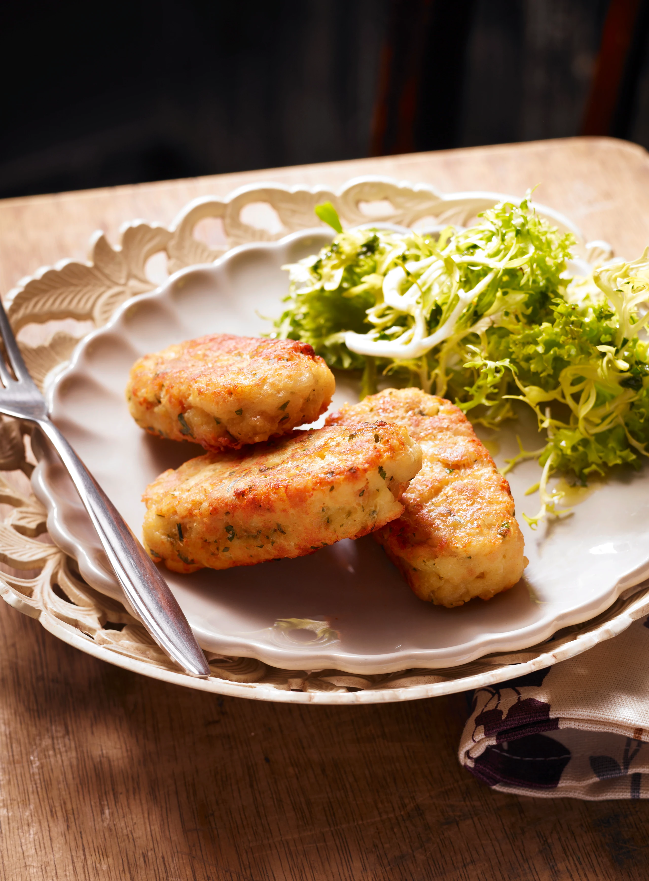 Käsestangerl mit Blattsalat