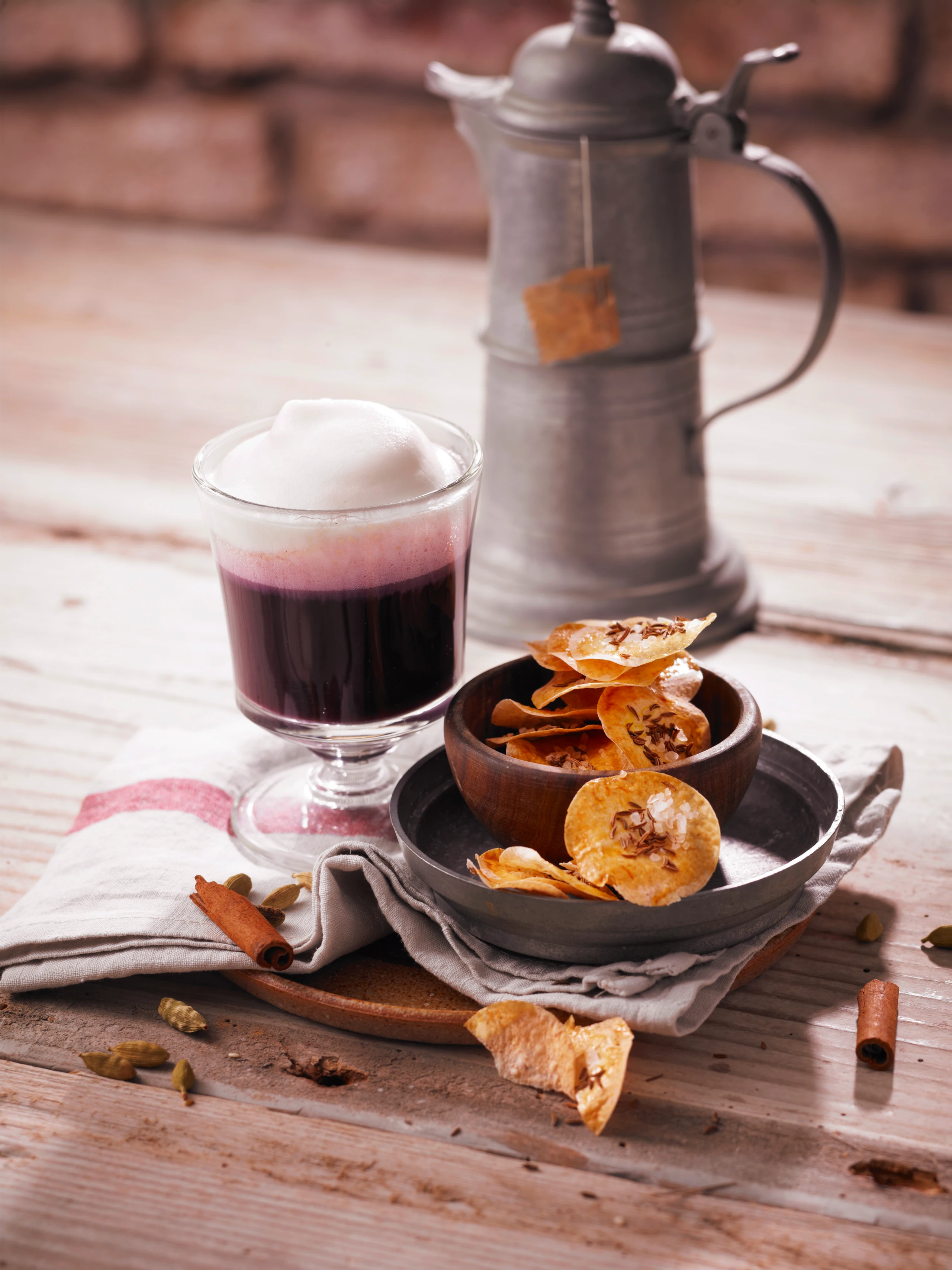 Rotkraut-Latte mit Kümmel-Crackern