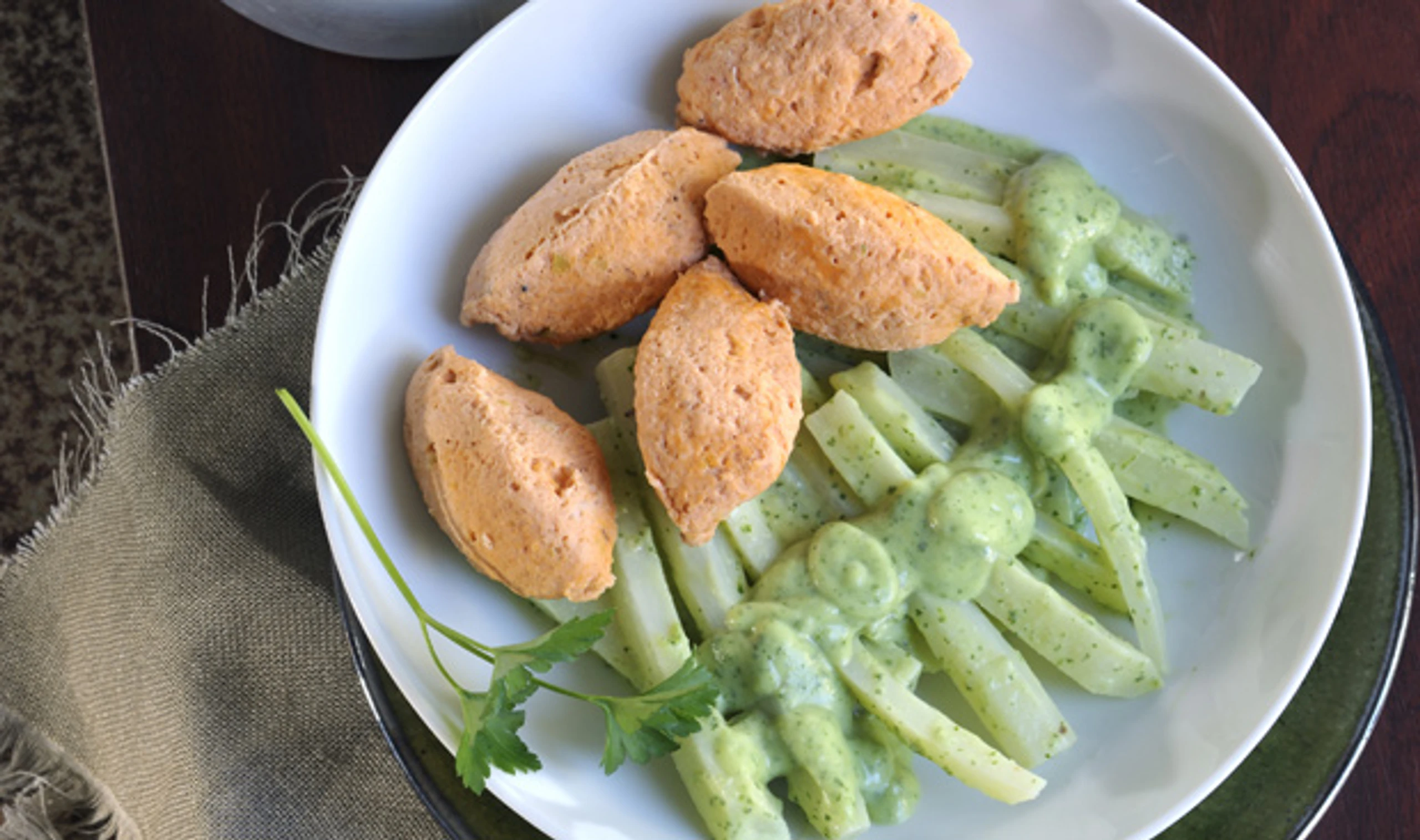 Schwarzwurzeln in Petersilsauce mit Lachs-Nockerln