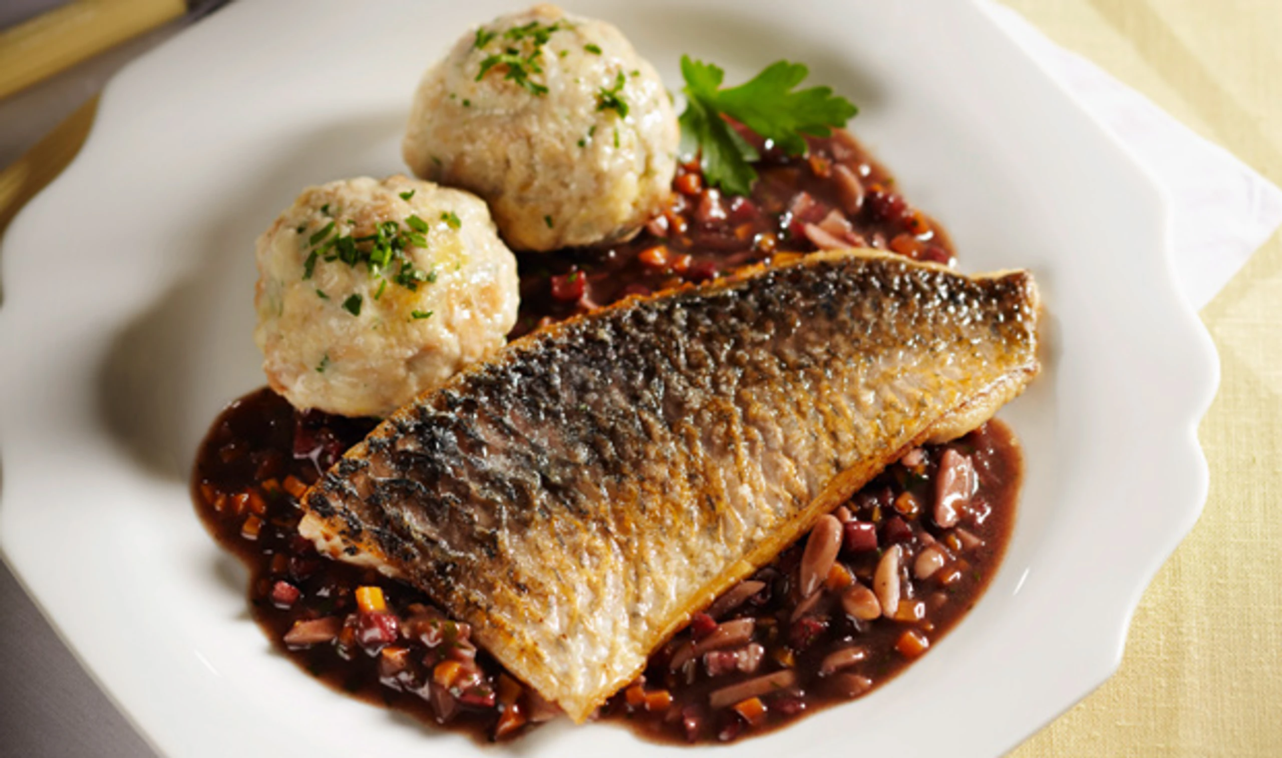 Karpfen auf polnische Art mit Mini-Semmelknödeln