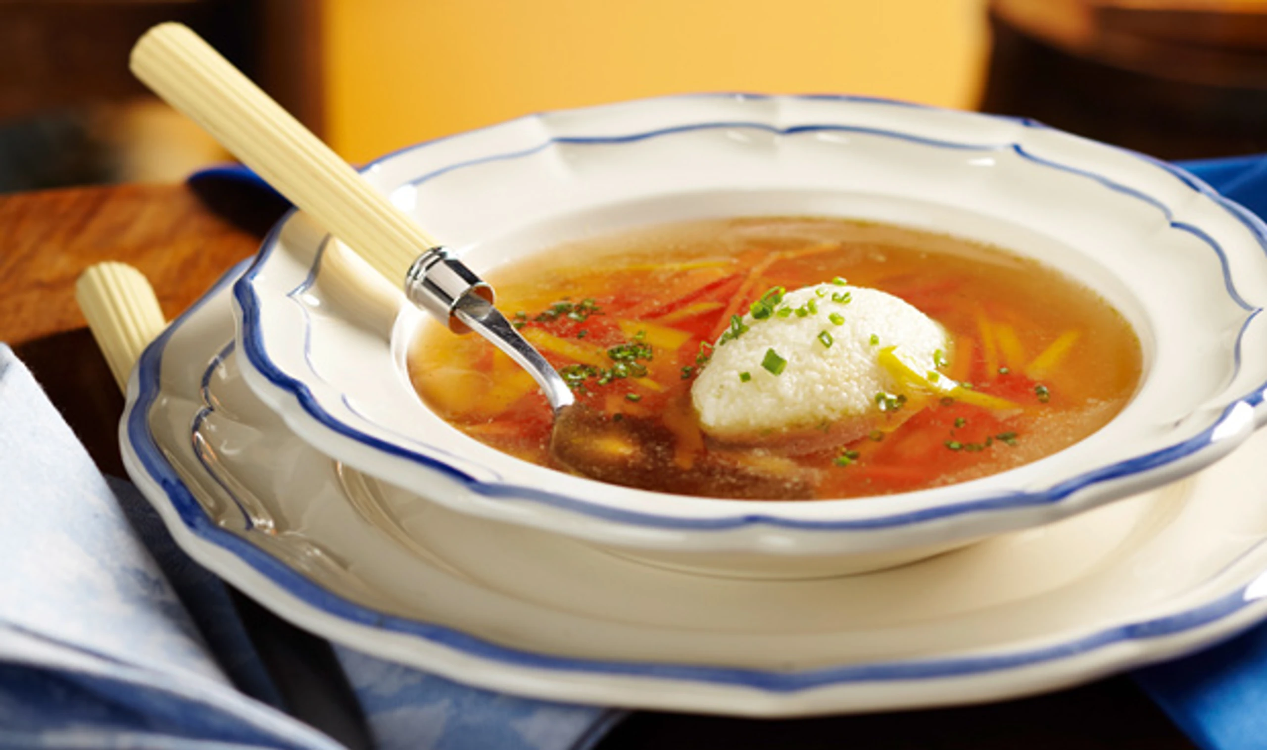 Rindsuppe mit Grießnockerln