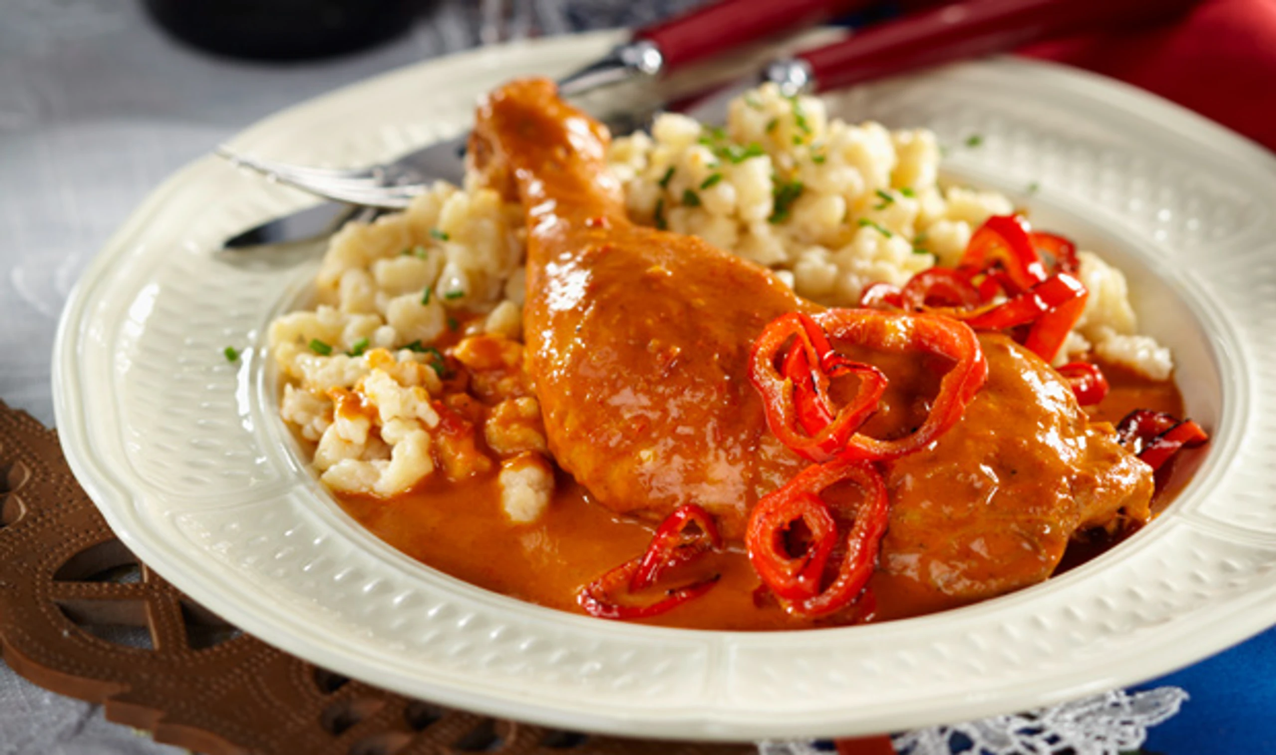 Paprikás Csirke: Ungarisches Paprikahuhn mit Spätzle