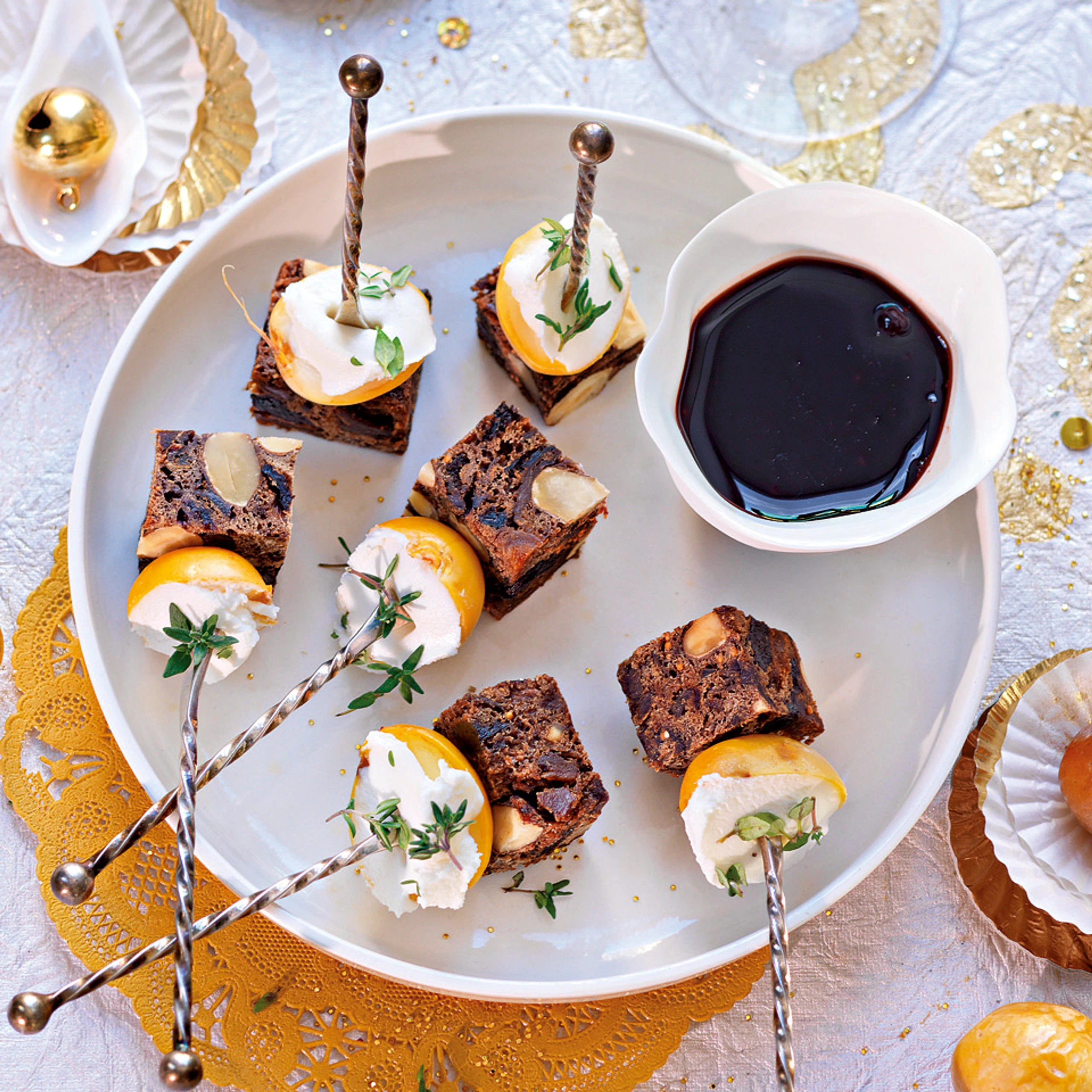 Gewürzbrot mit gefüllten Datteln