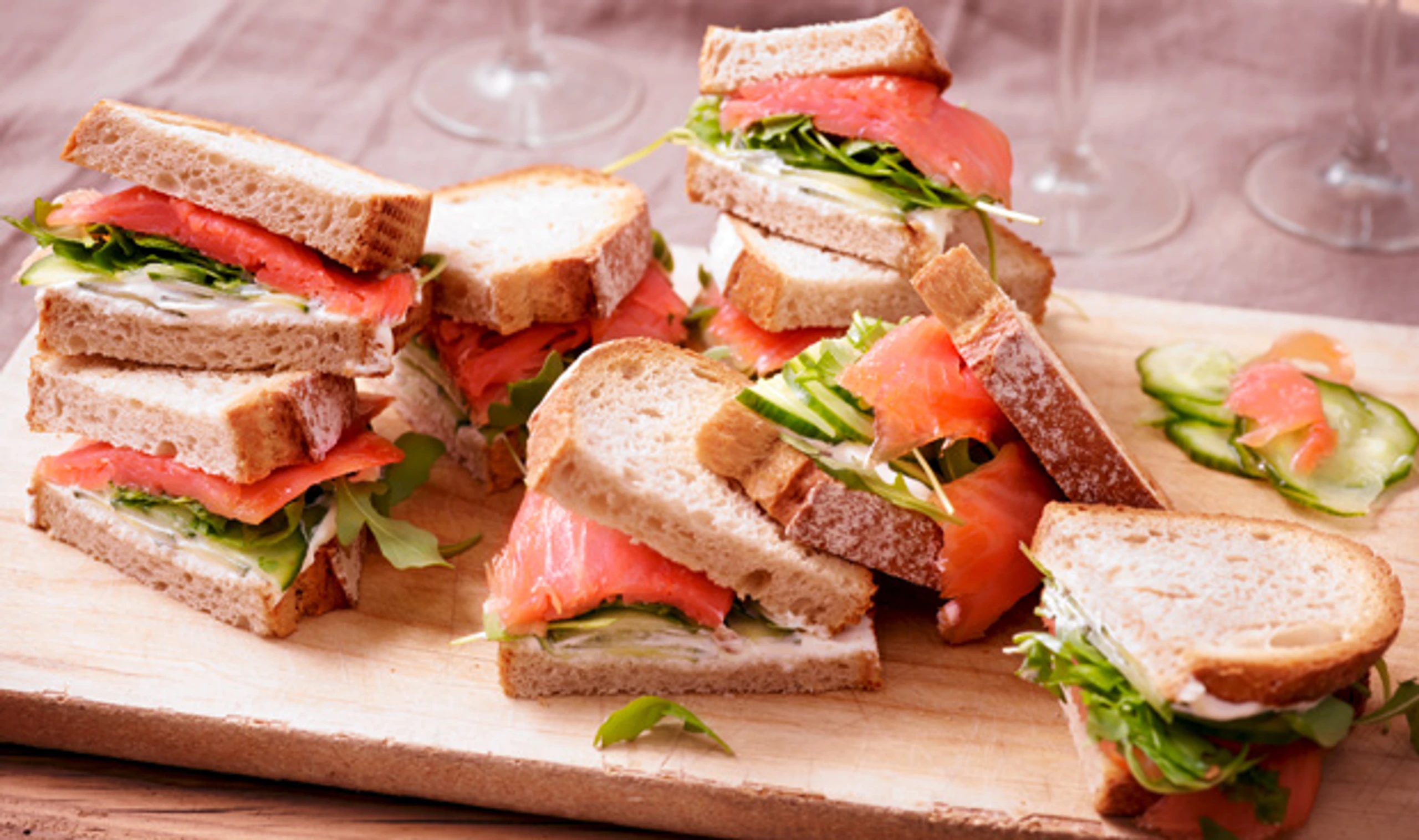 Gurken-Lachs-Sandwiches