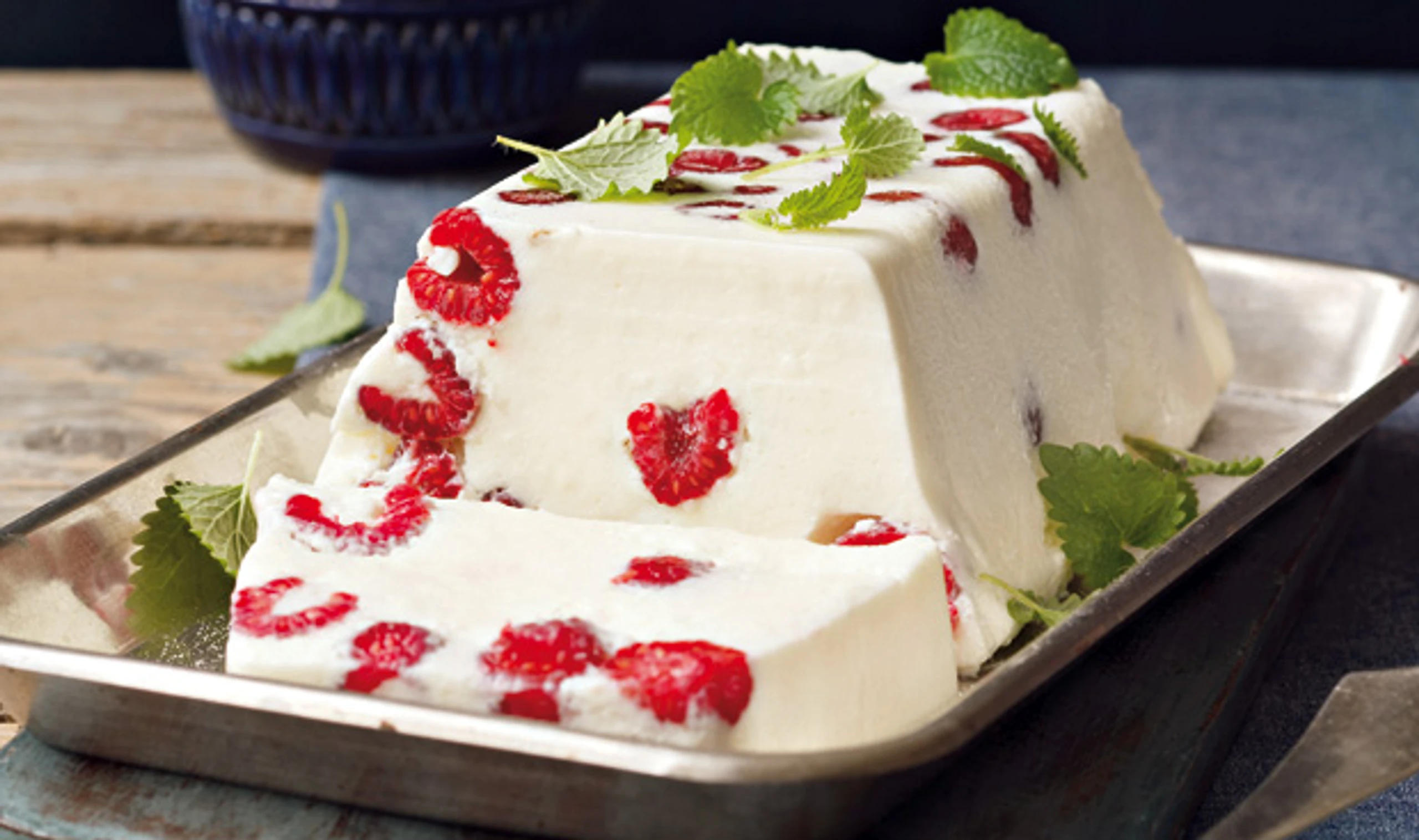 Buttermilch-Terrine mit Himbeeren