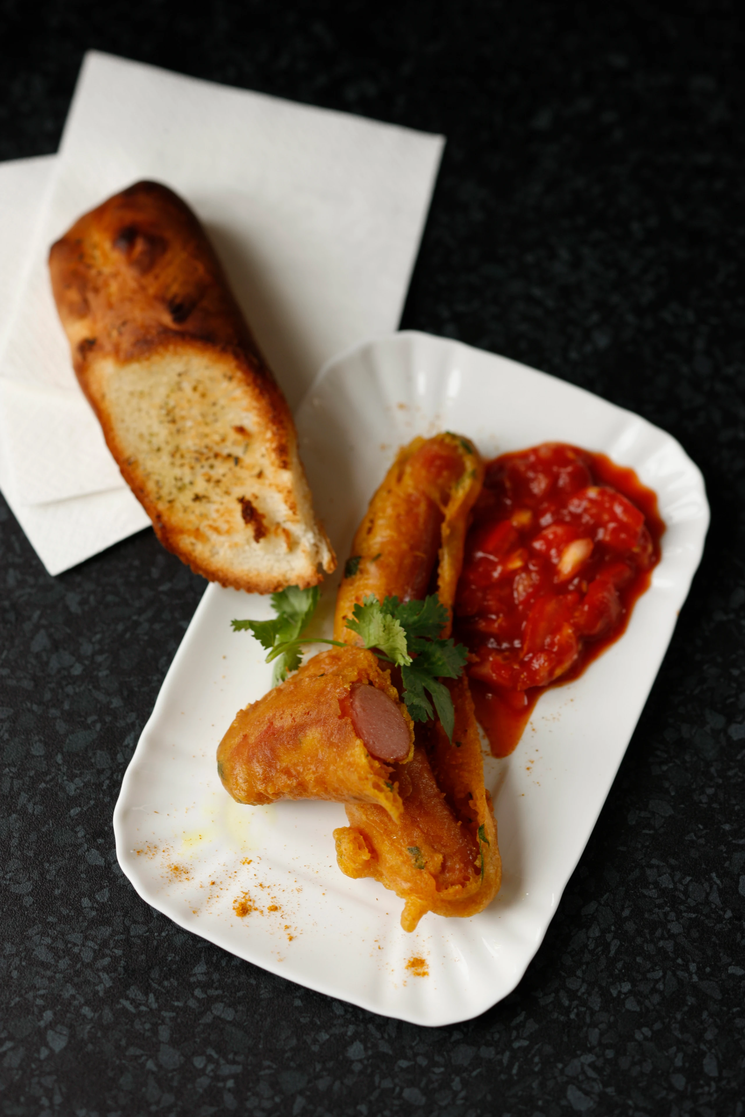 Frankfurter in Currytempura und Paradeisersauce