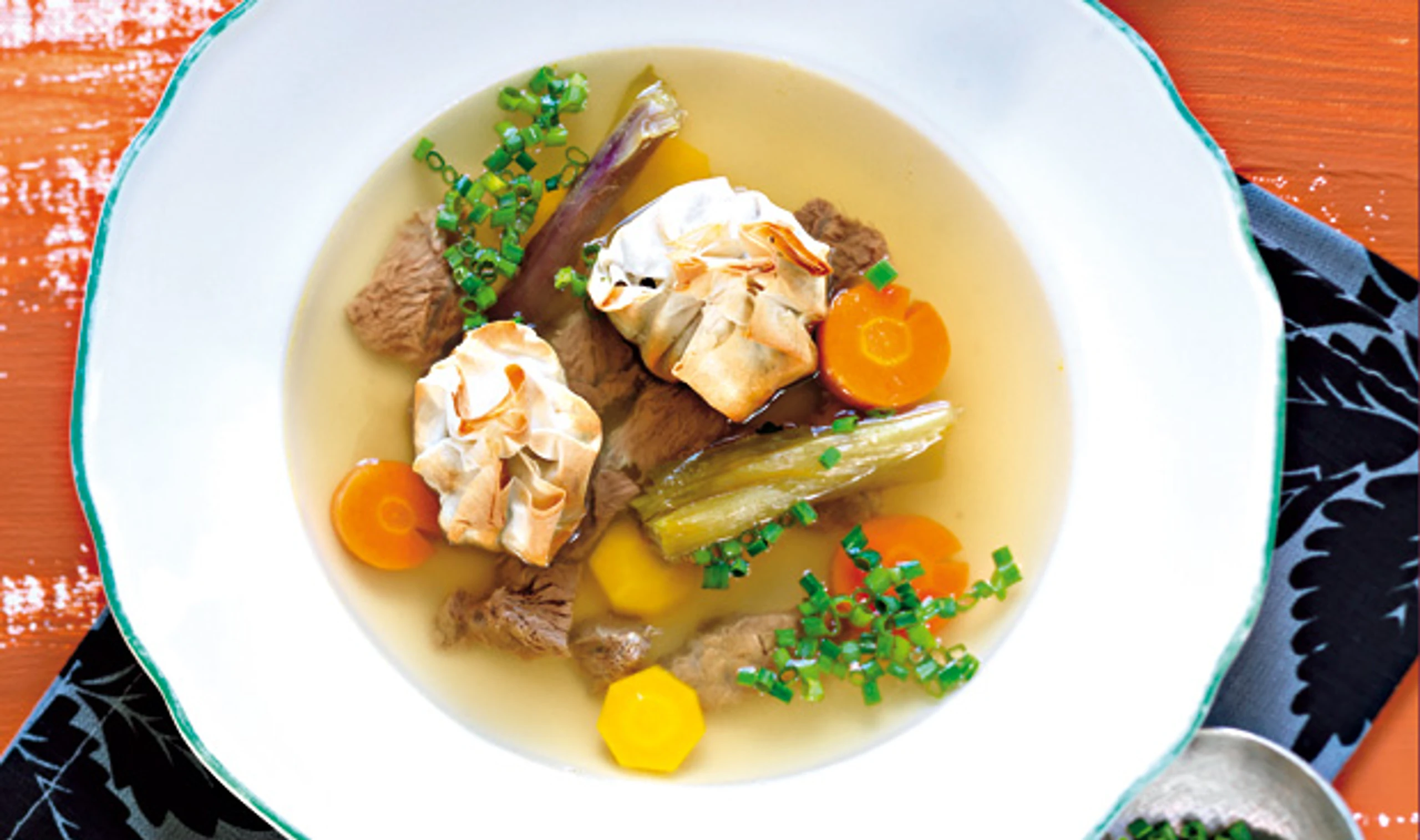 Rindsuppe mit Grammeltascherln