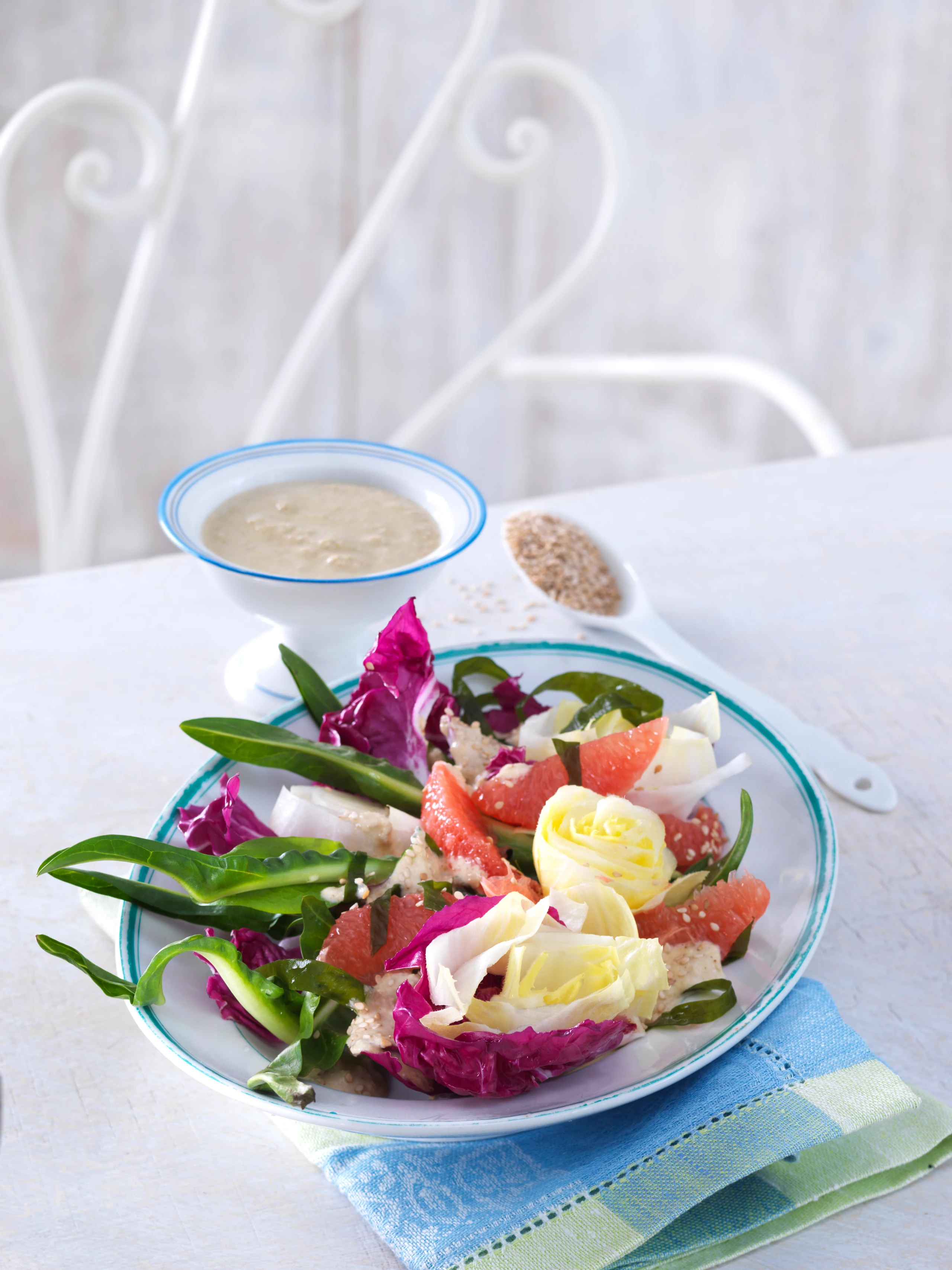 Bittersalat mit Wakame, Grapefruit und Sesam-Dressing