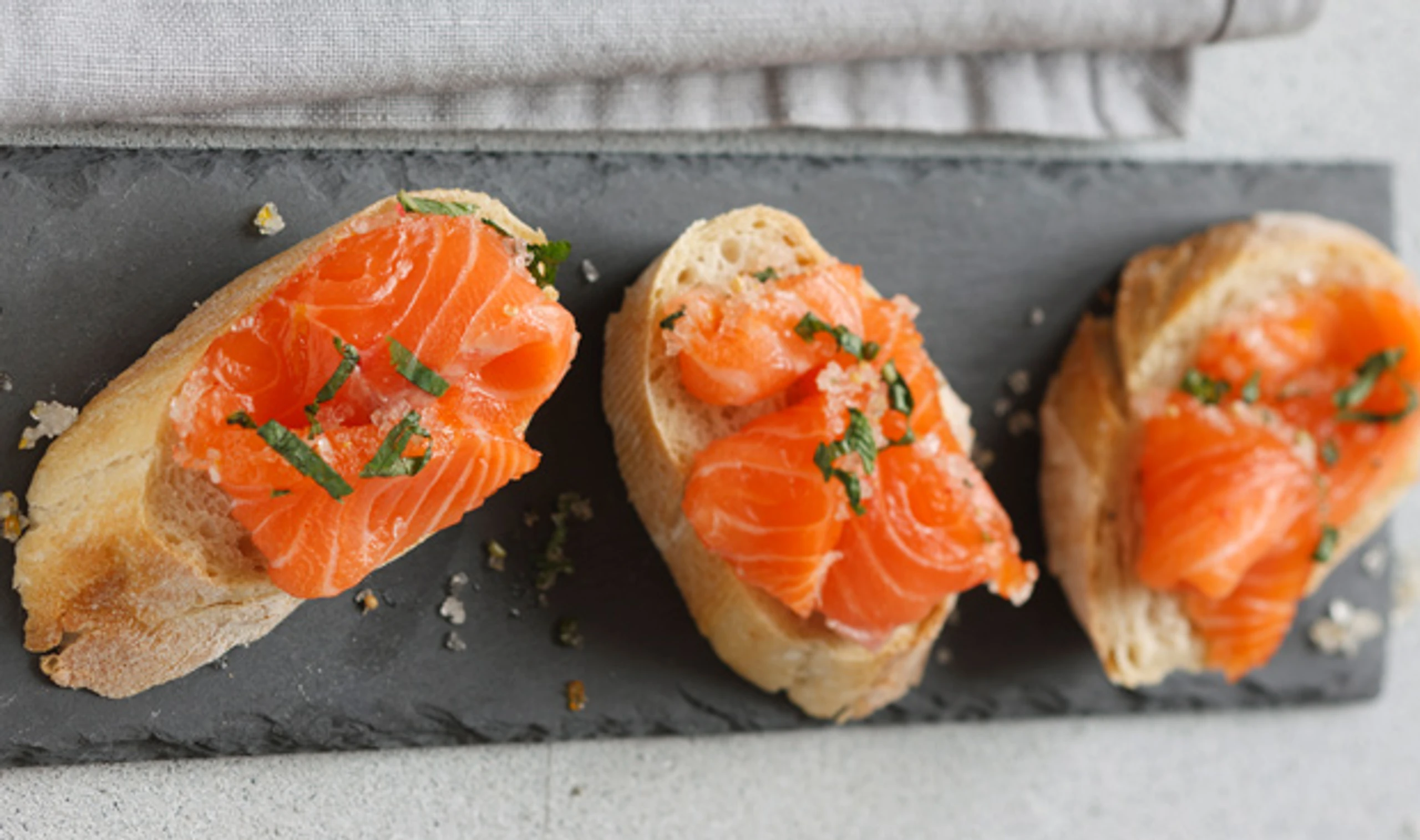 Orangengebeizter Lachs mit Zimt und Minze