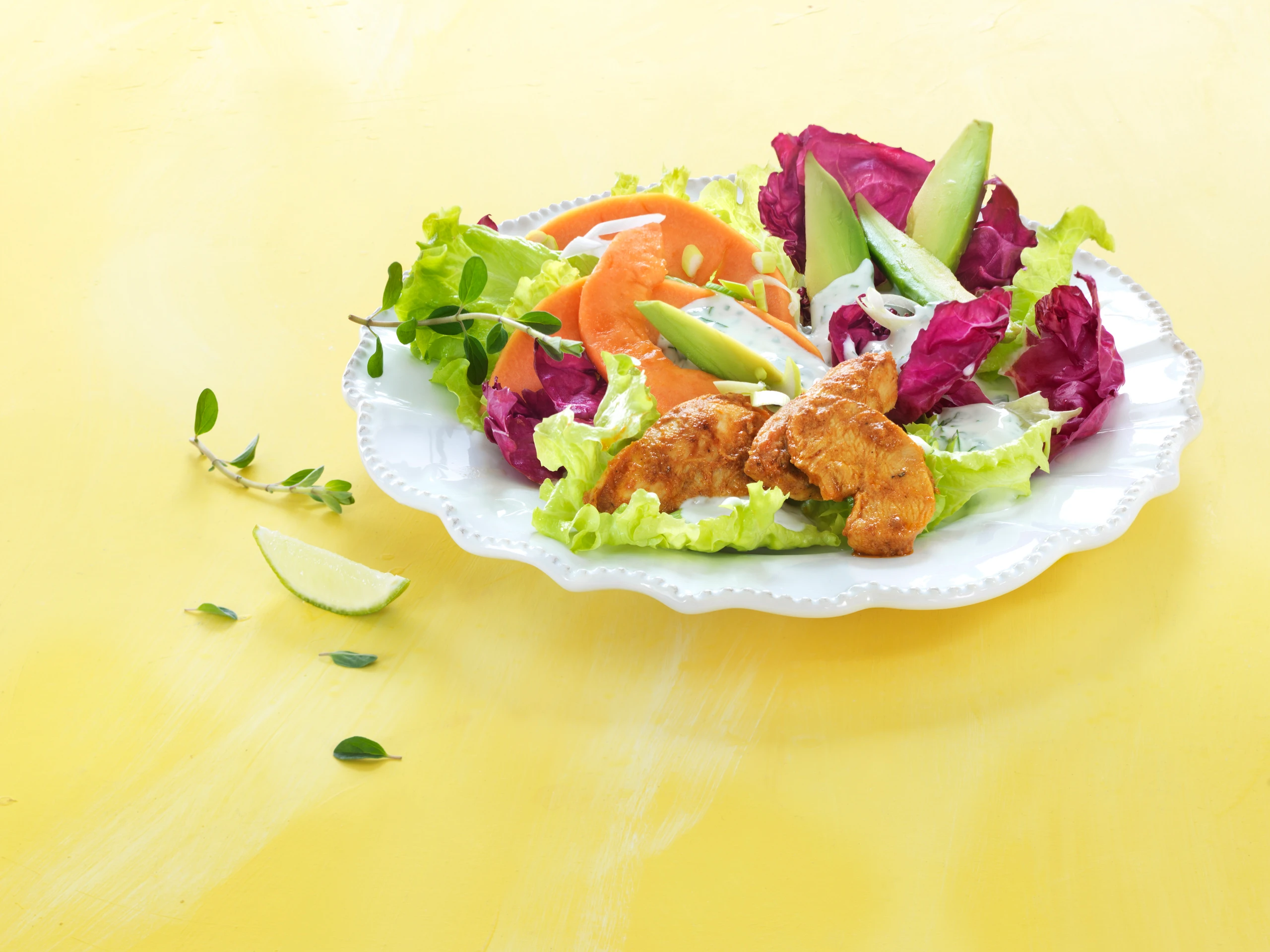 Scharfer Hühnersalat mit Limetten-Kräuter-Dressing