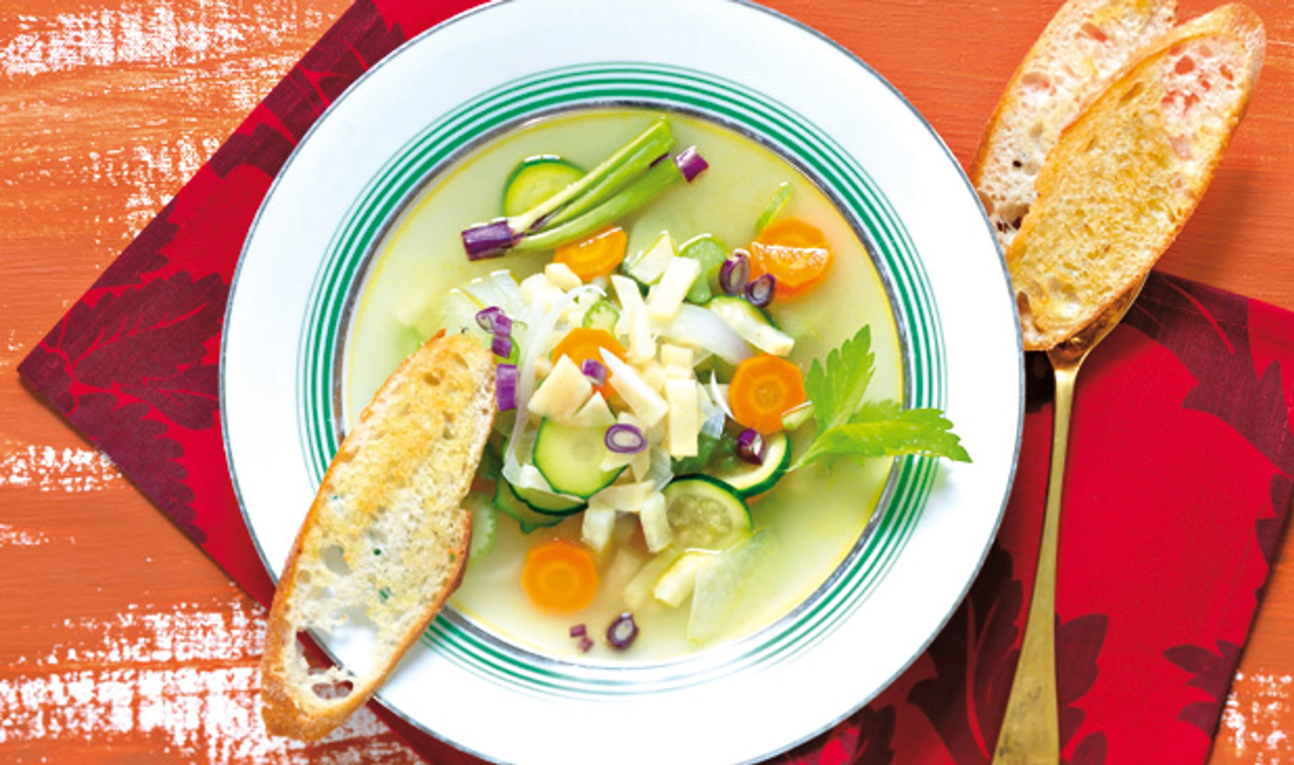 Gemüsesuppe mit Weißbrot-Chips