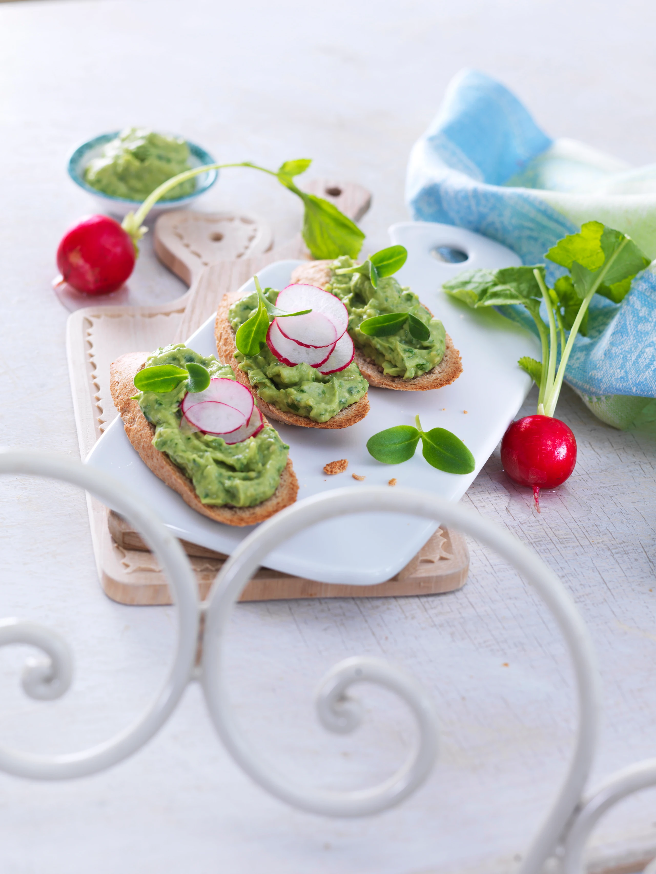 Avocado-Kräuter-Crostini