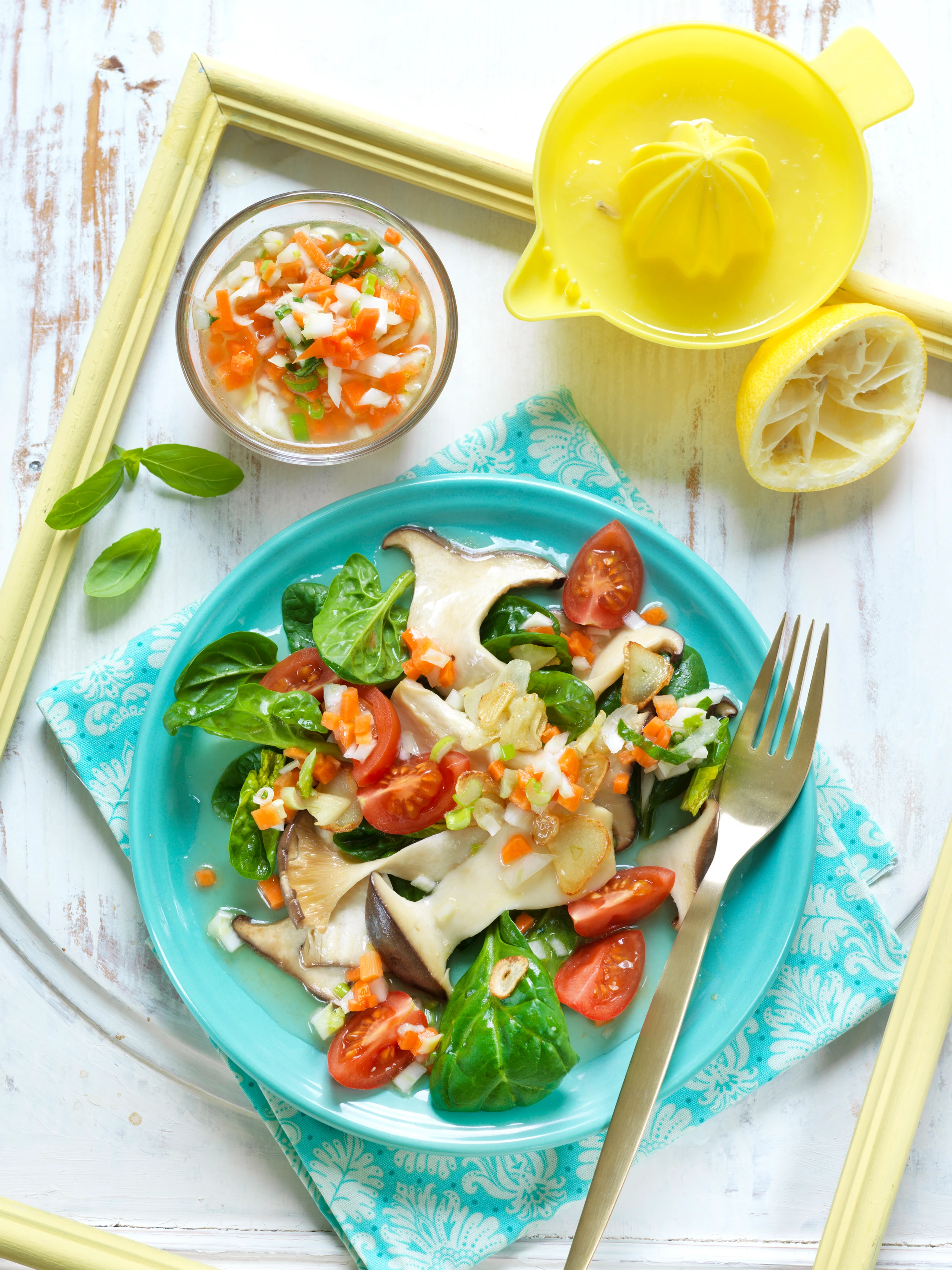 Spinat-Pilz-Salat mit Salsa