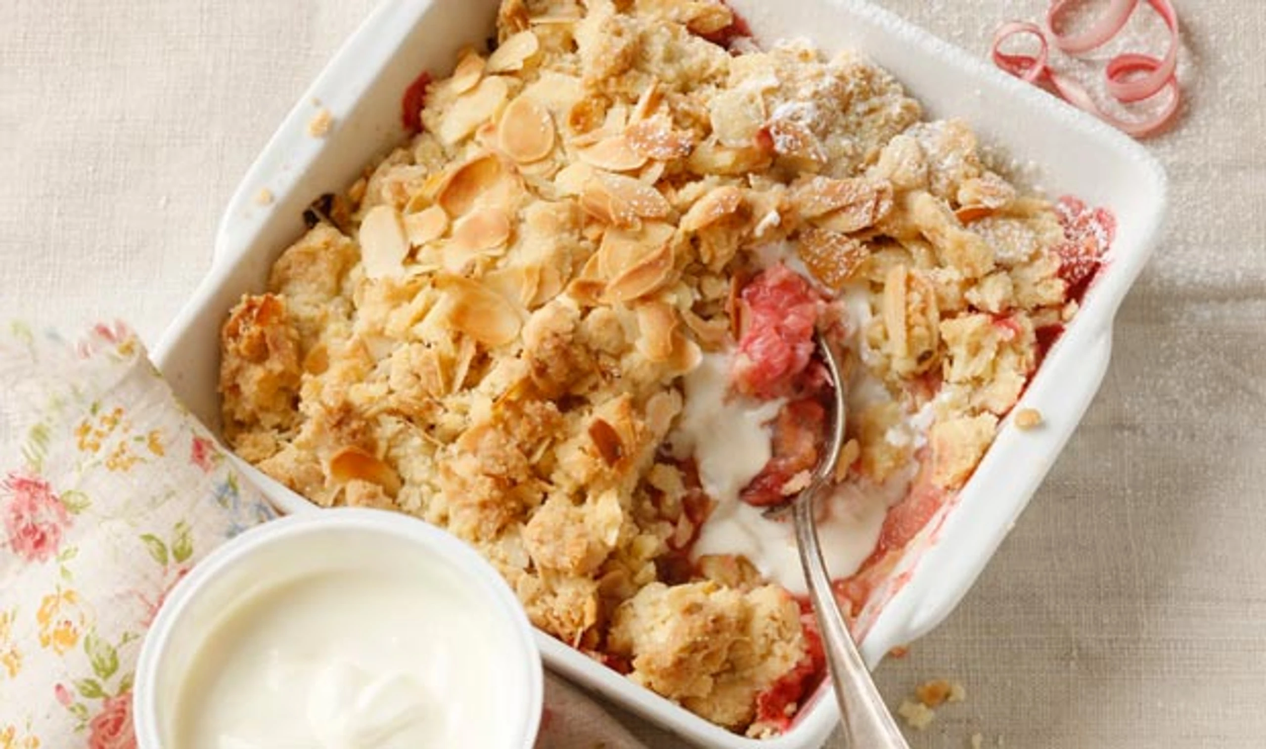 Rhabarber-Crumble mit Sauerrahm