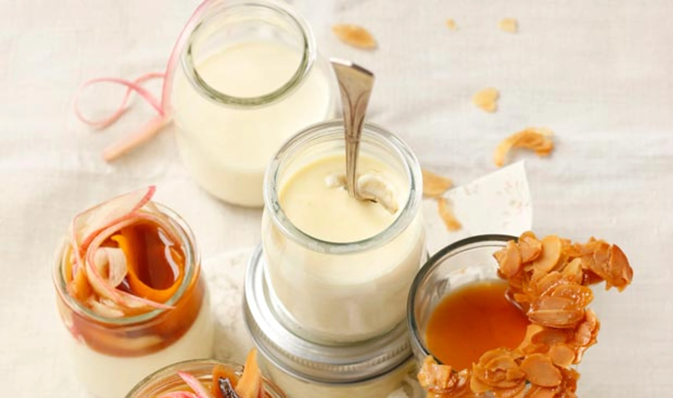 Mandel-Panna-Cotta mit Rhabarberkompott