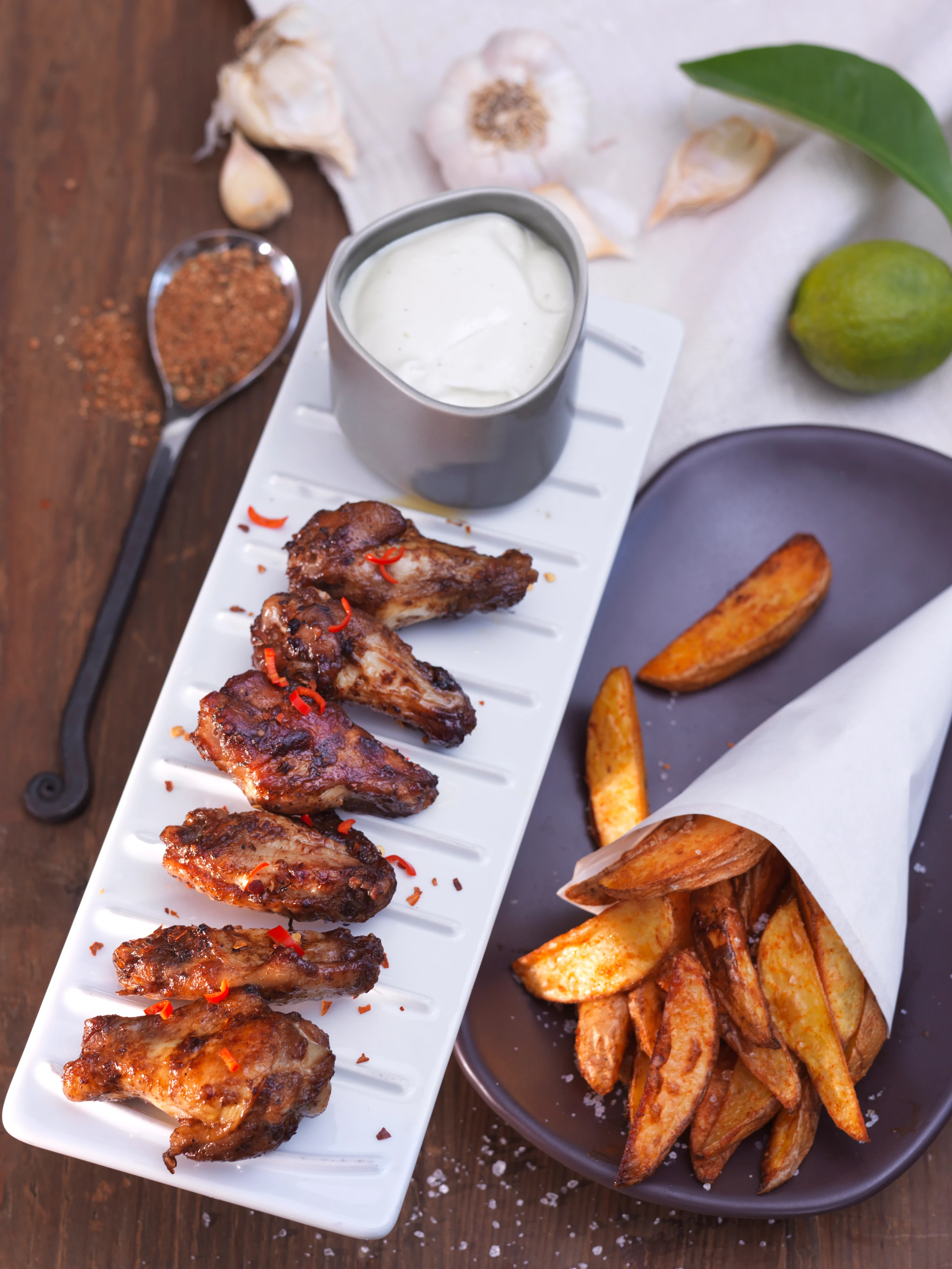 Hot Cajun Chicken Wings mit Wedges und Dip