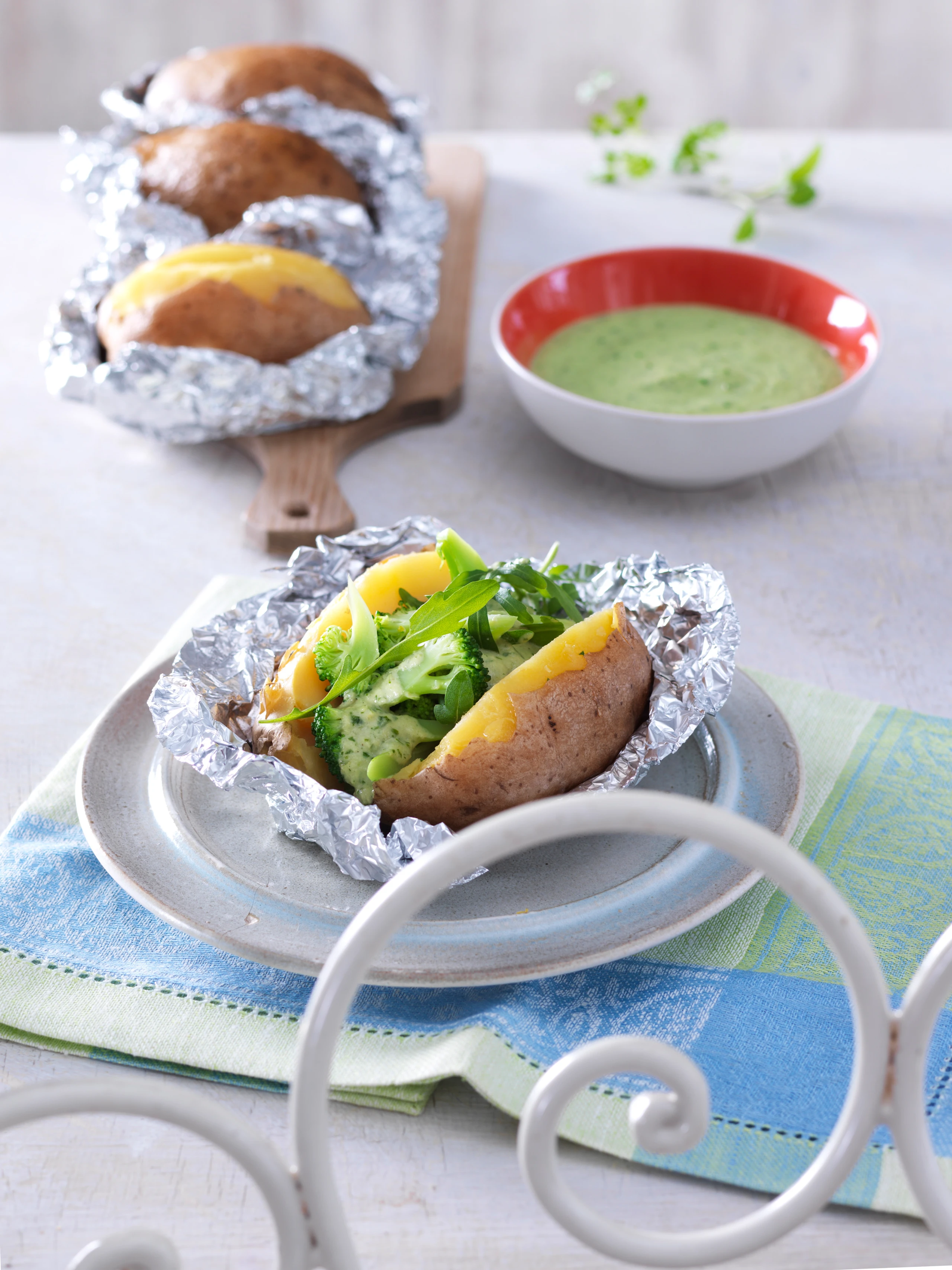 Ofen-Erdapfel mit Brokkoli und Kräuter-Mandel-Sauce