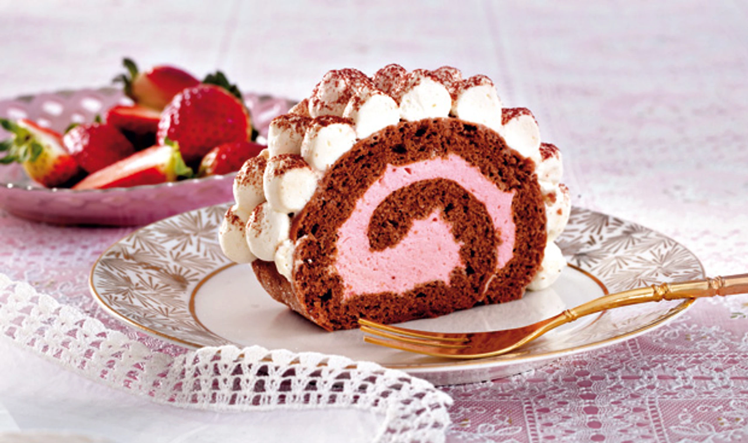 Schoko-Erdbeerroulade