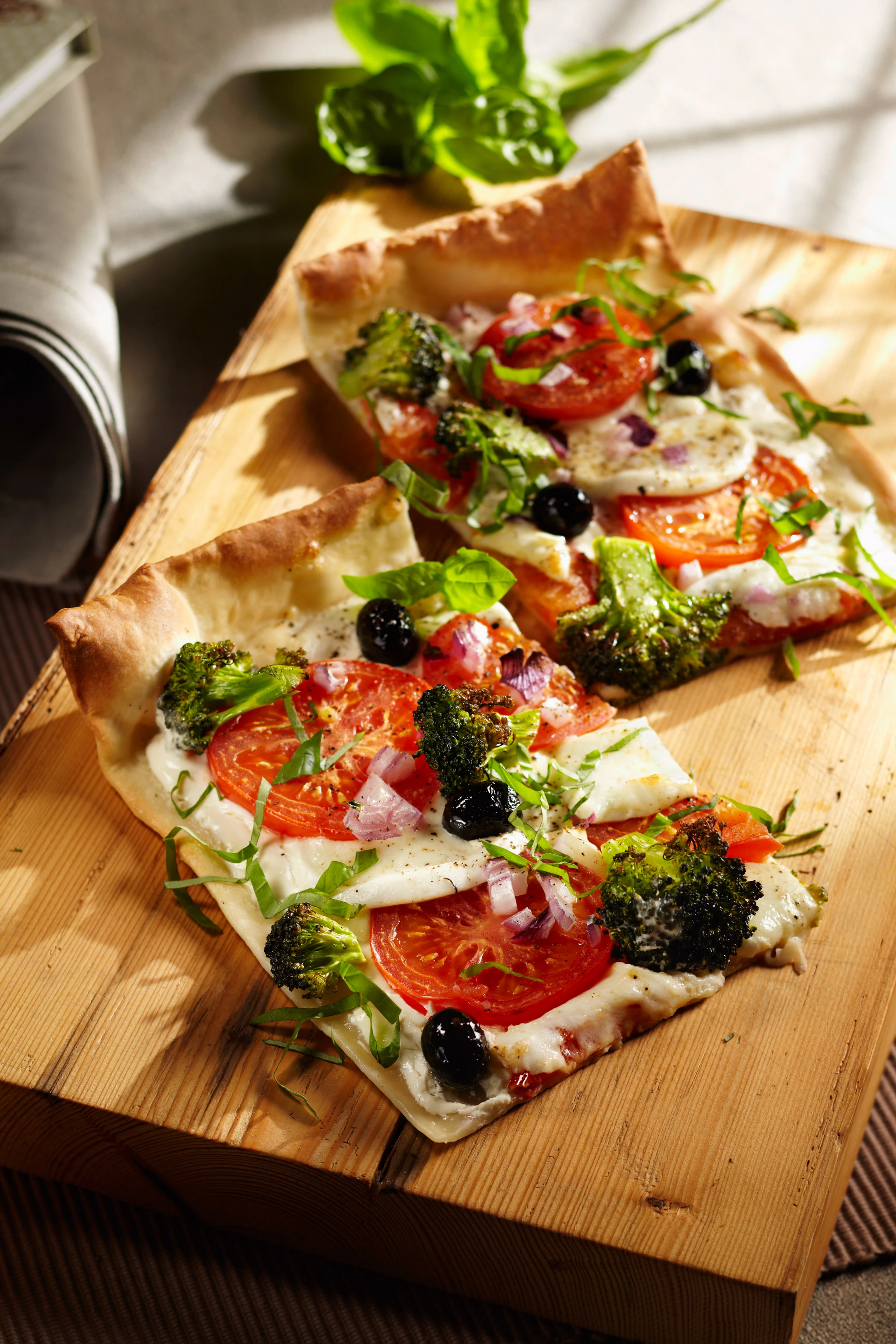 Caprese-Flammkuchen mit Brokkoli und Oliven