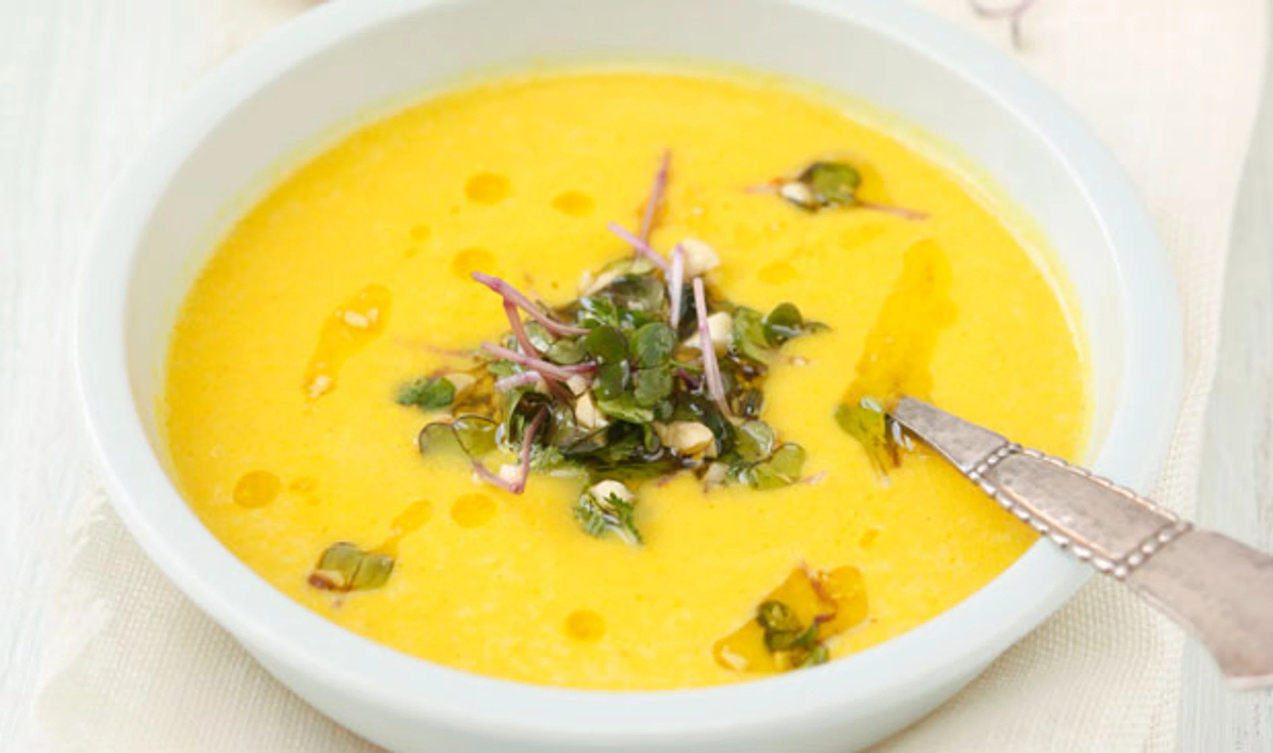 Maissuppe mit Kresse-Haselnusspistou