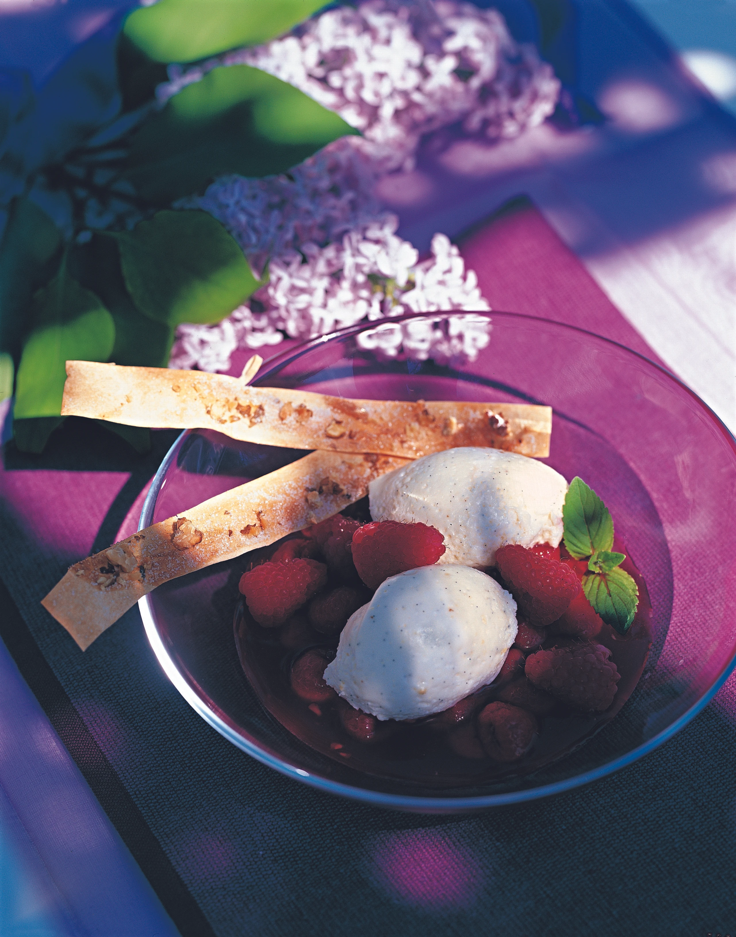 Flieder-Himbeer-Kompott mit Vanillemousse