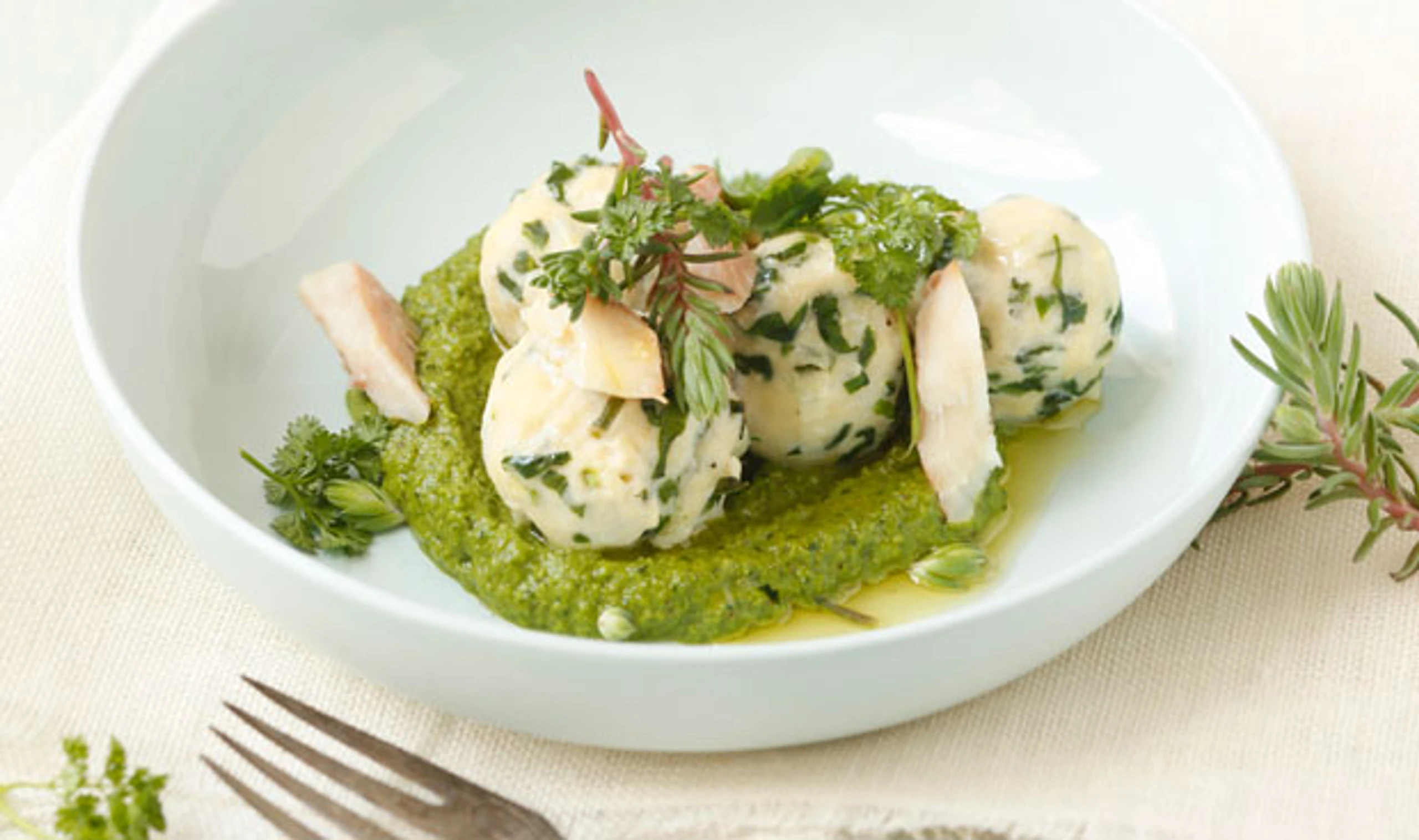Wildkräuterknödel mit Räucherforelle auf Kerbelcreme