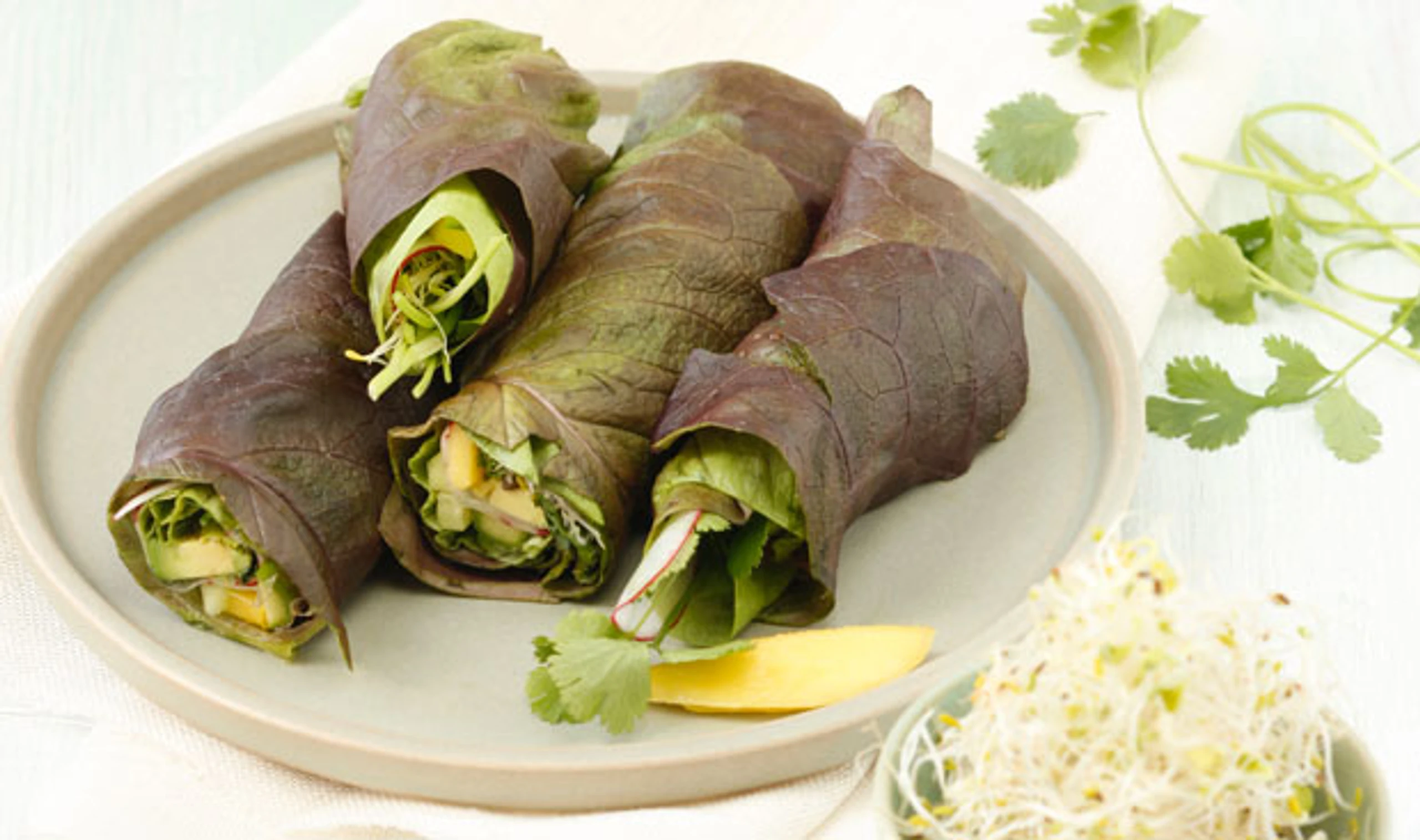 Asiatische Spargel-Salatrollen mit Ingwer-Nusssauce