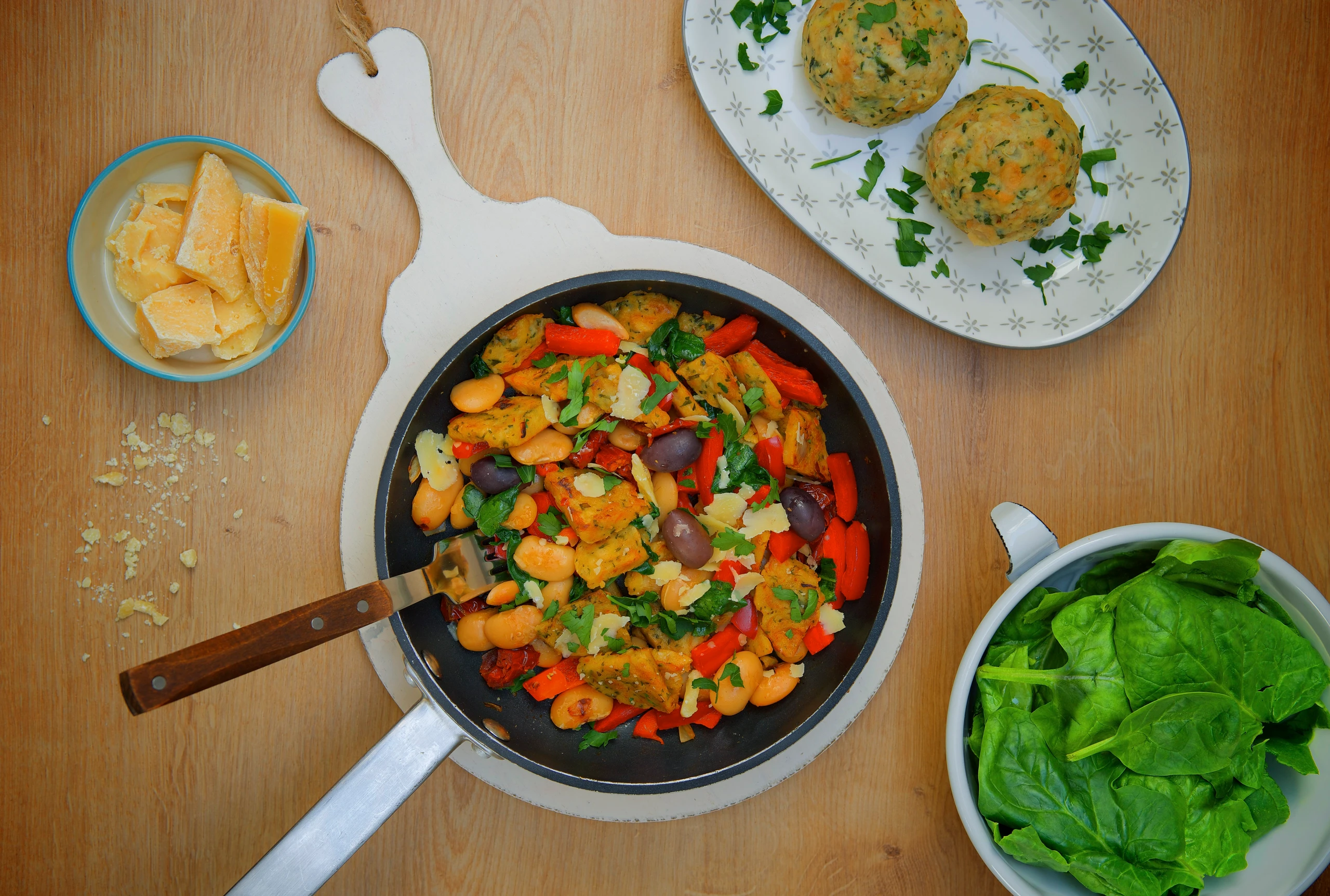 Semmelknödelgröstl mit Bohnen und Spinat