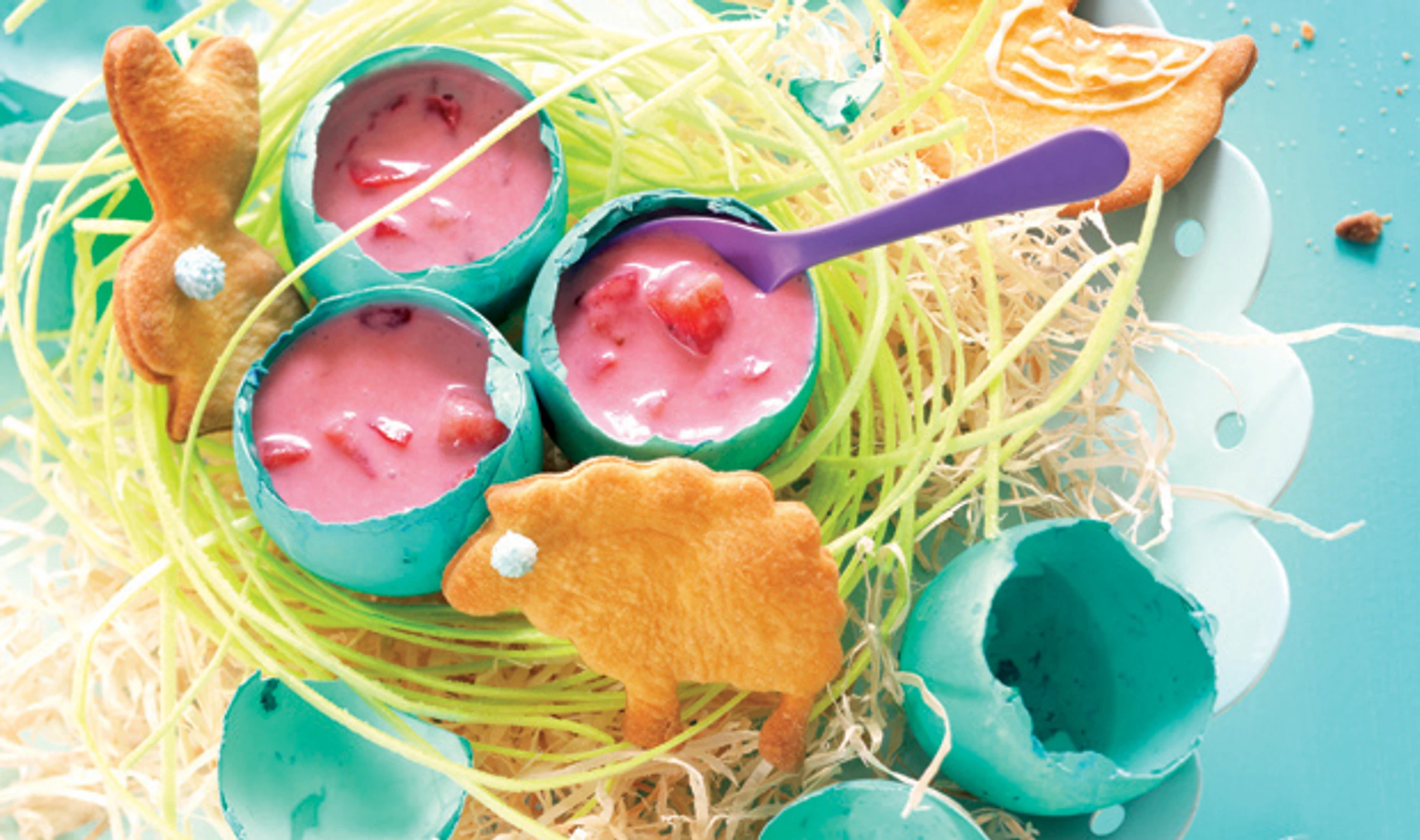 Erdbeercreme und Osterkeks