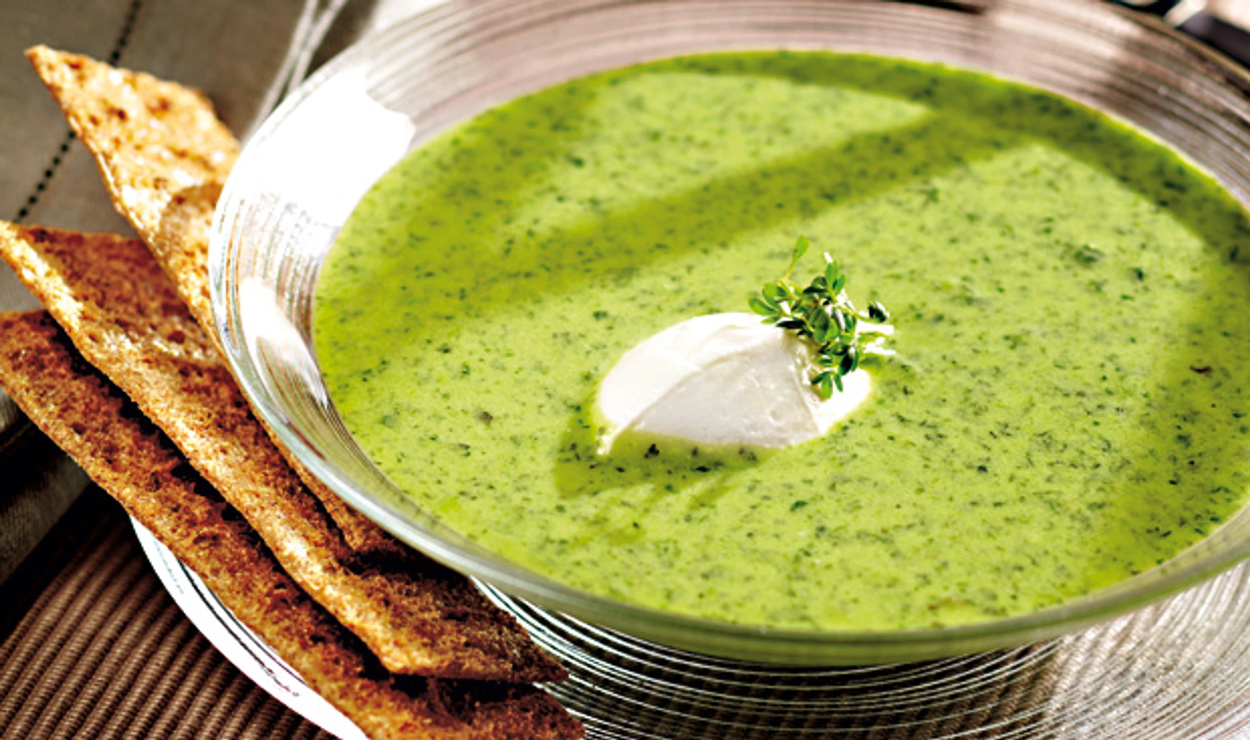 Kräutersuppe mit Sauerrahm