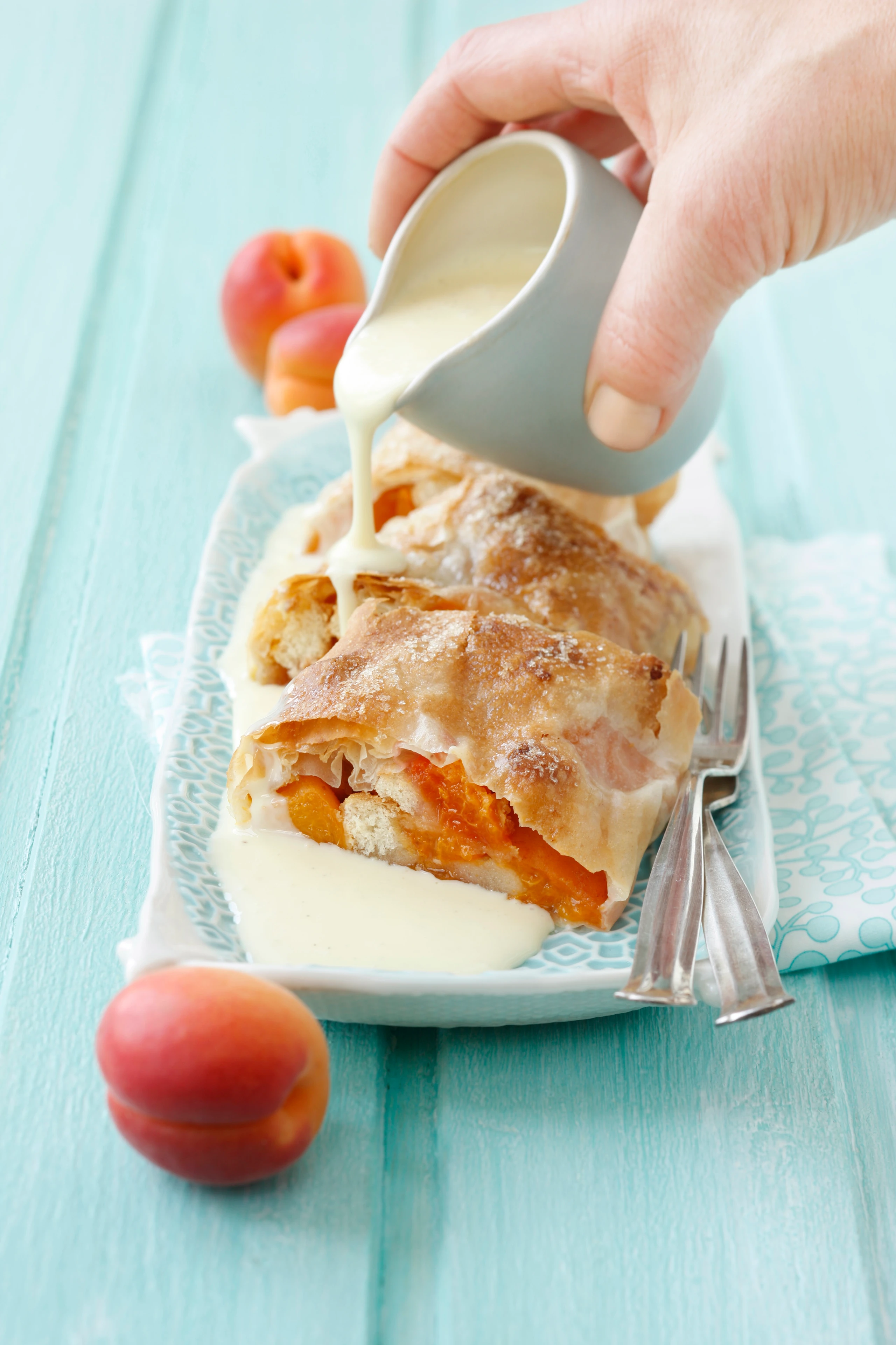 Marillenstrudel mit Vanillesauce