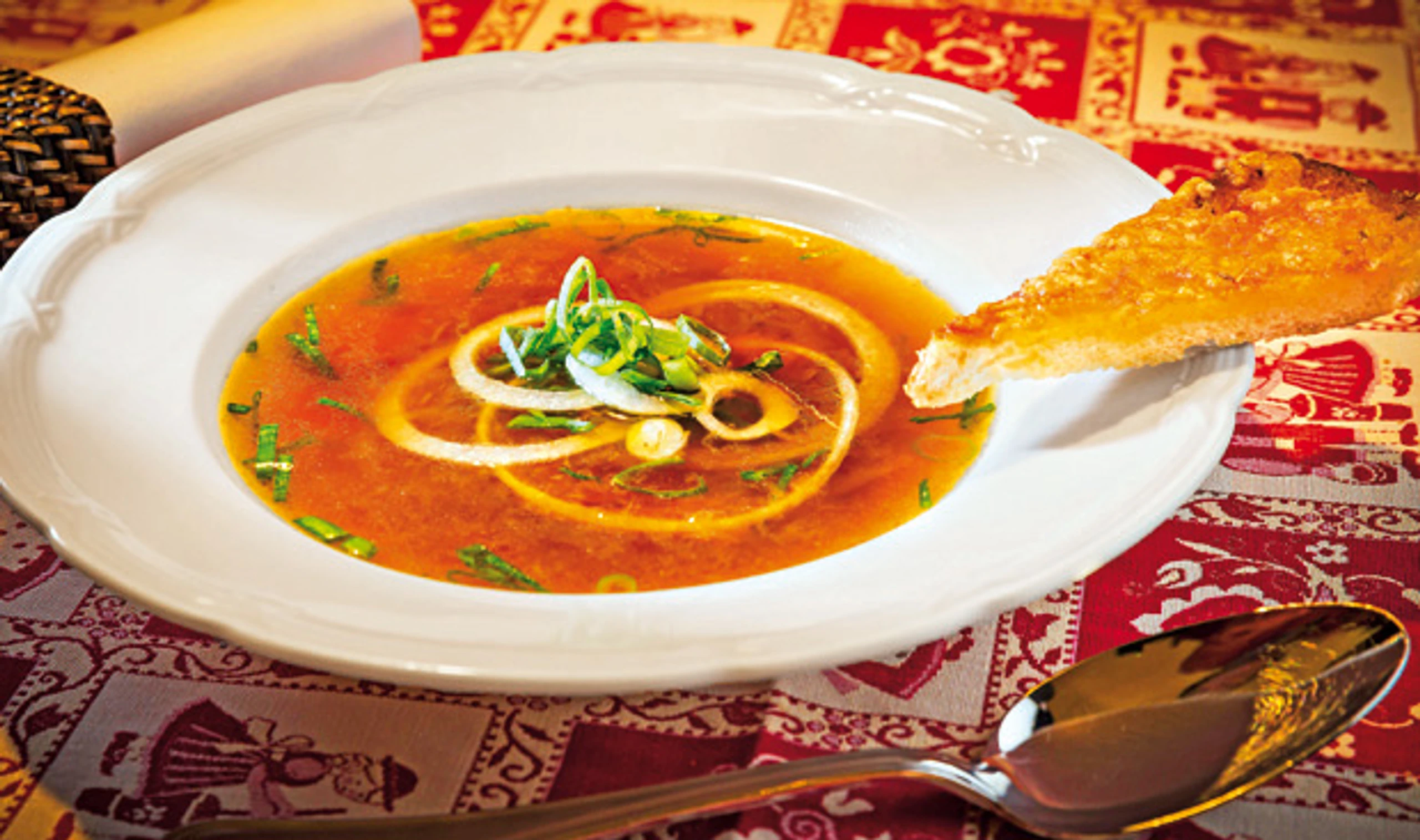 Bierzwiebelsuppe mit Käsecroûtons