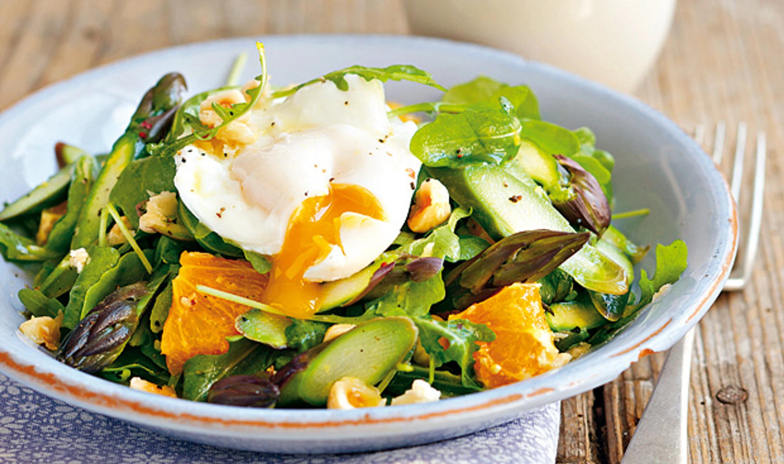 Roh marinierter Spargel mit Orange und Ei