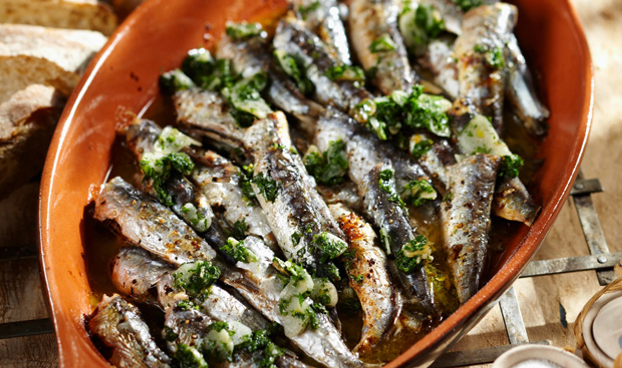 Sardinas en ajillo: Sardinen mit Knoblauch
