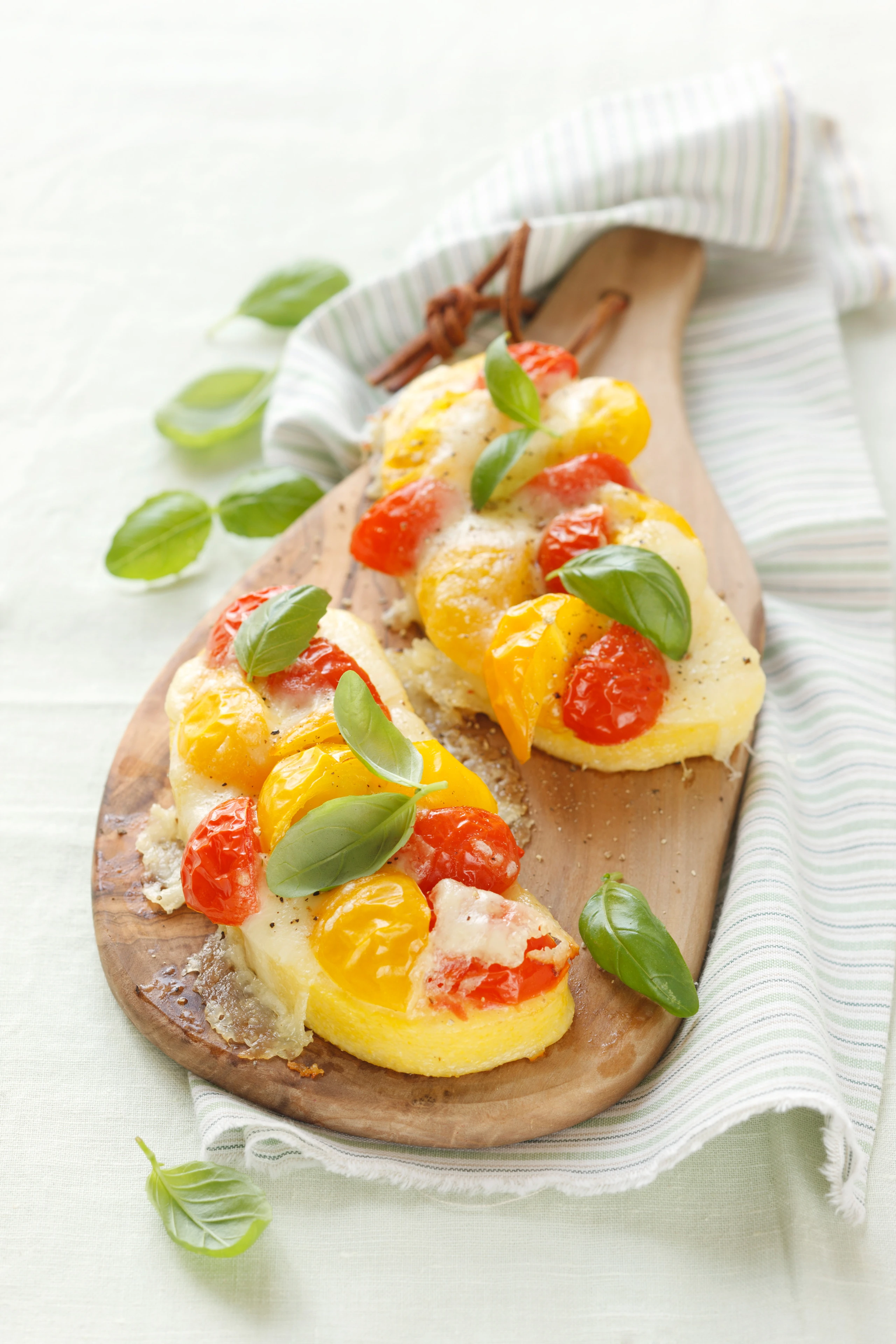 Caprese-Polentaschnitten mit Paradeisern