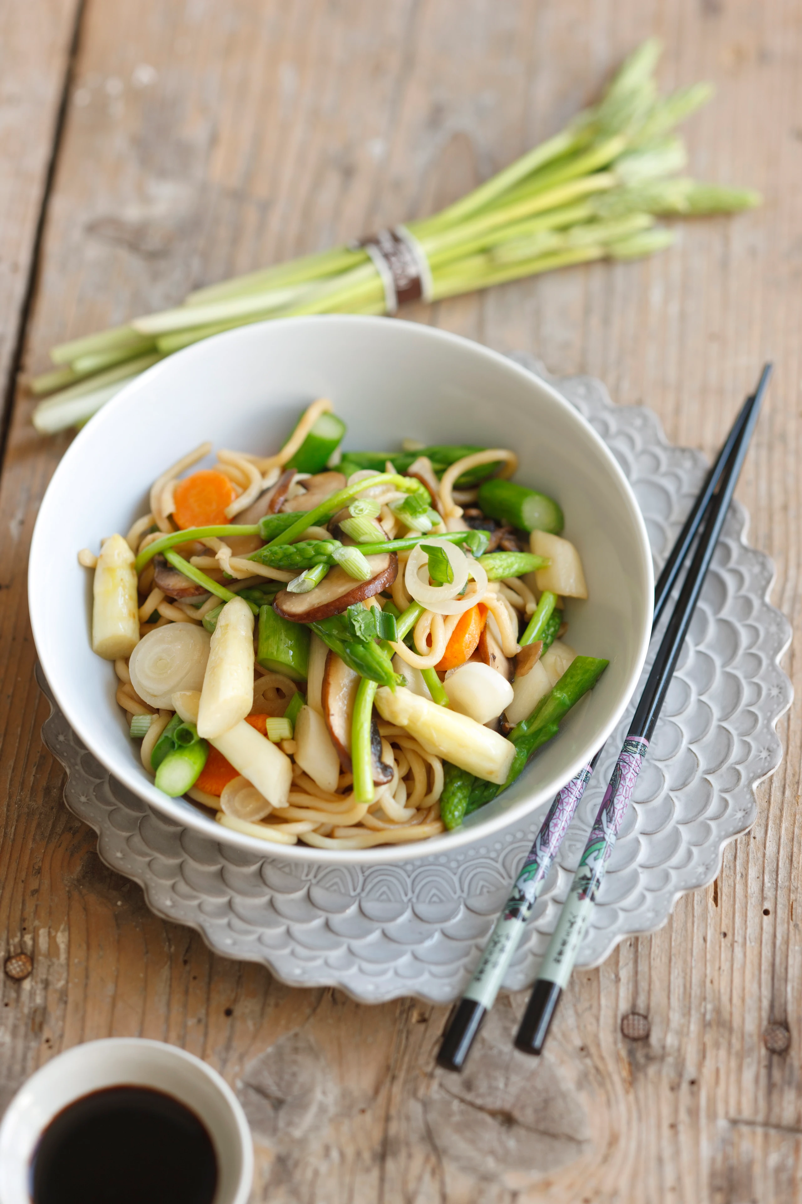 Spargel-Wok mit Udon-Nudeln
