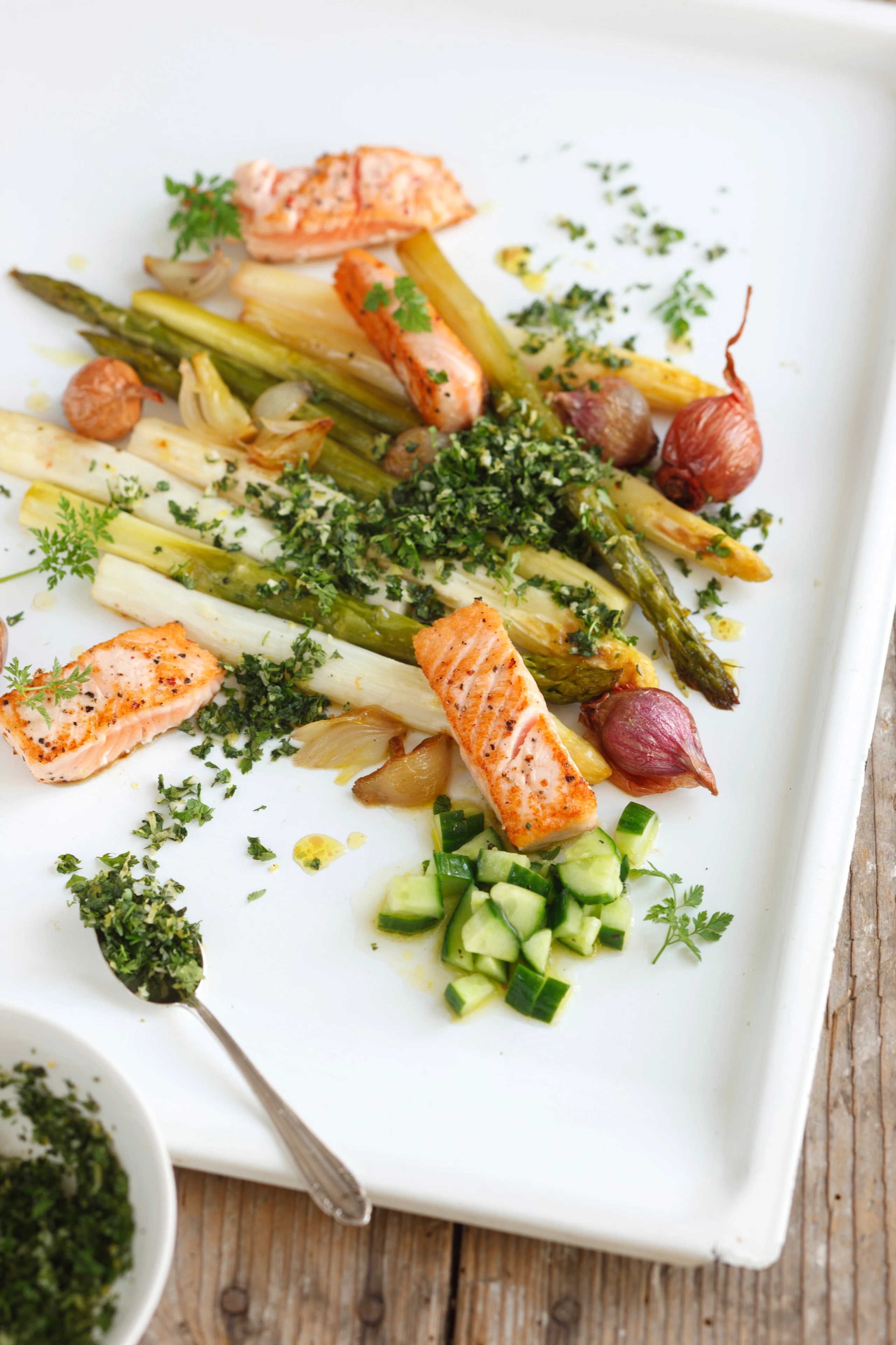 Geschmorter Spargel mit Lachs