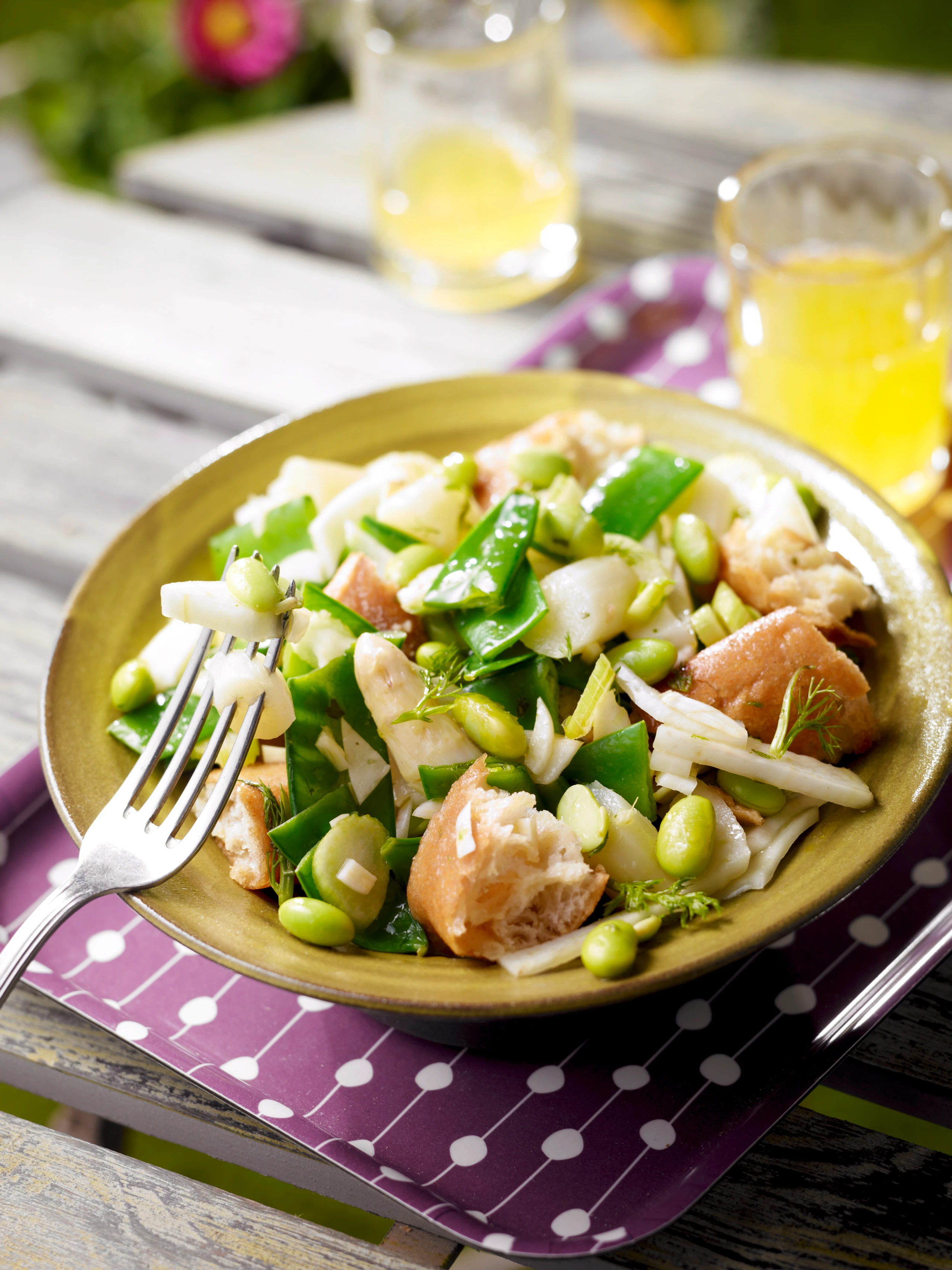 Brotsalat mit Frühlingsgemüse