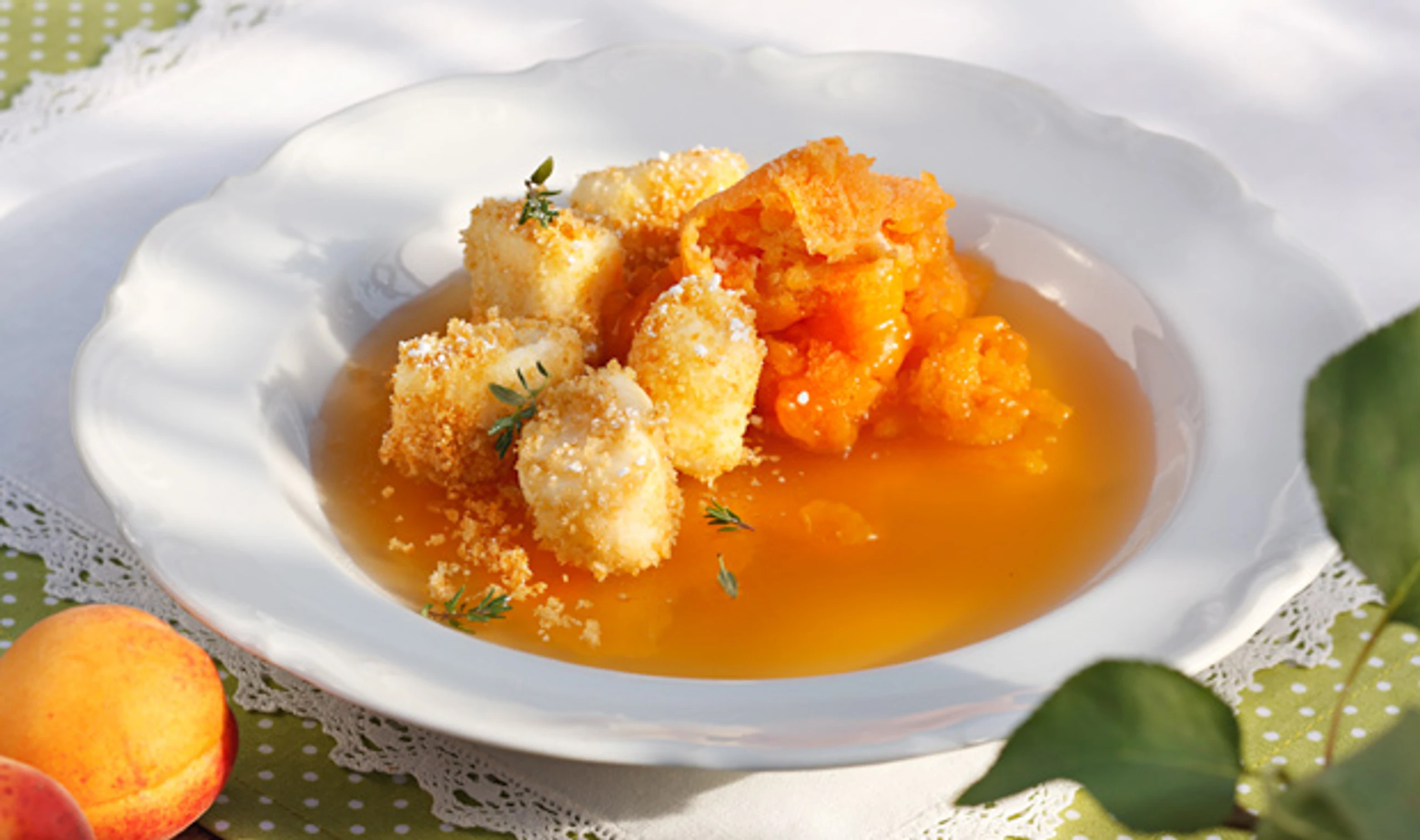 Topfengnocchi mit Marillengelee und Granité