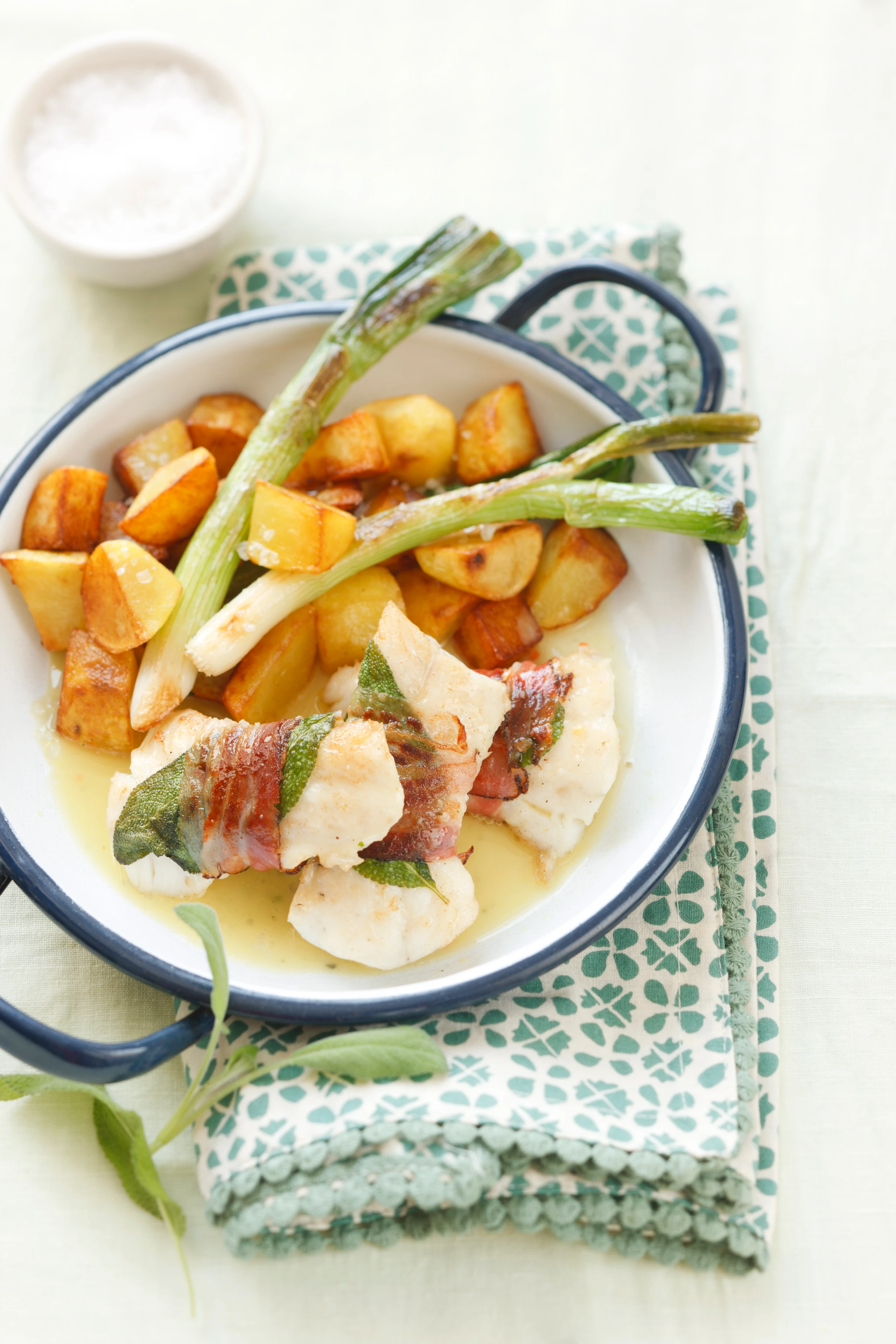 Zander im Speckmantel mit knusprigen Erdäpfeln