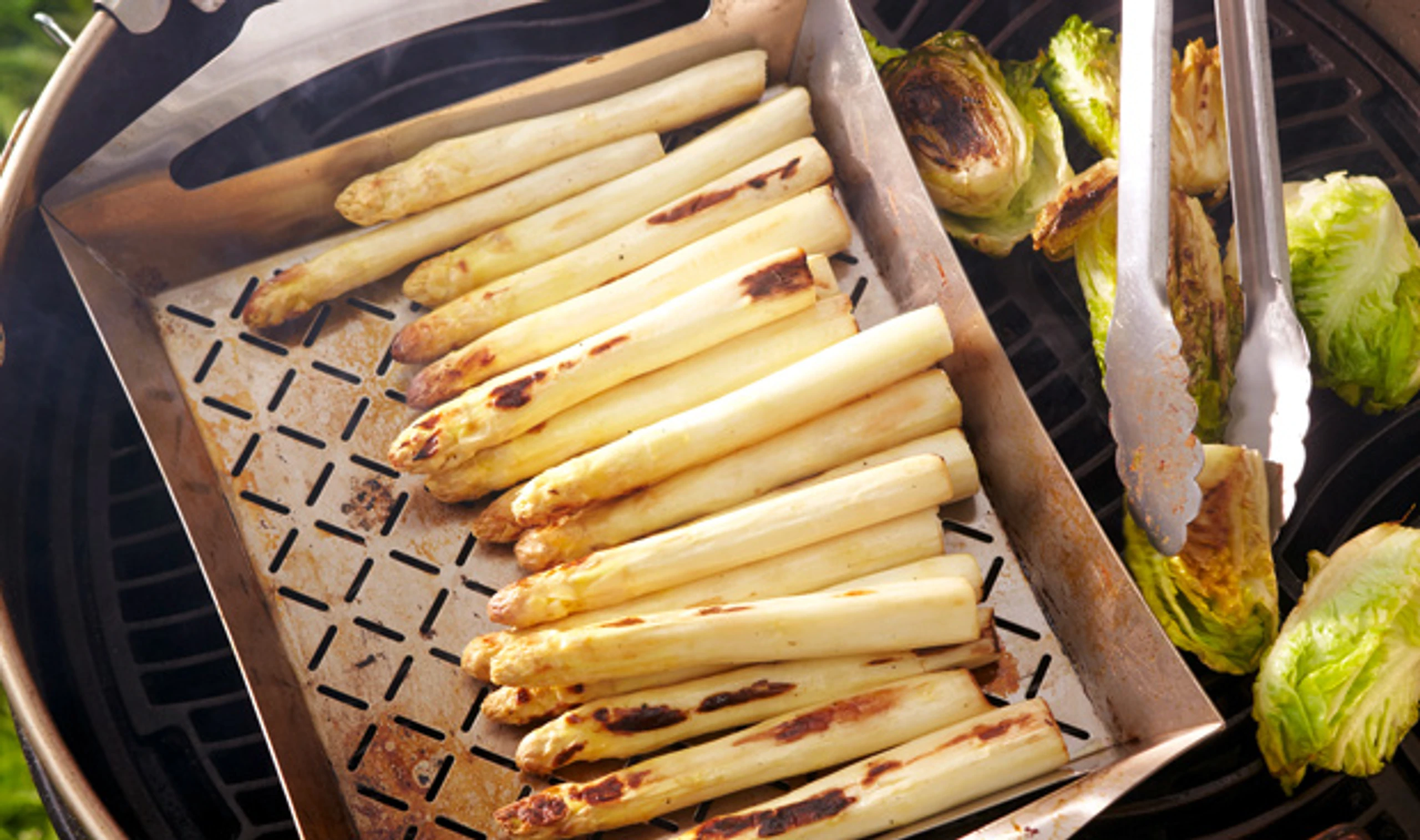 Spargel und Salatherzen vom Grill mit Rote-Rüben-Vinaigrette