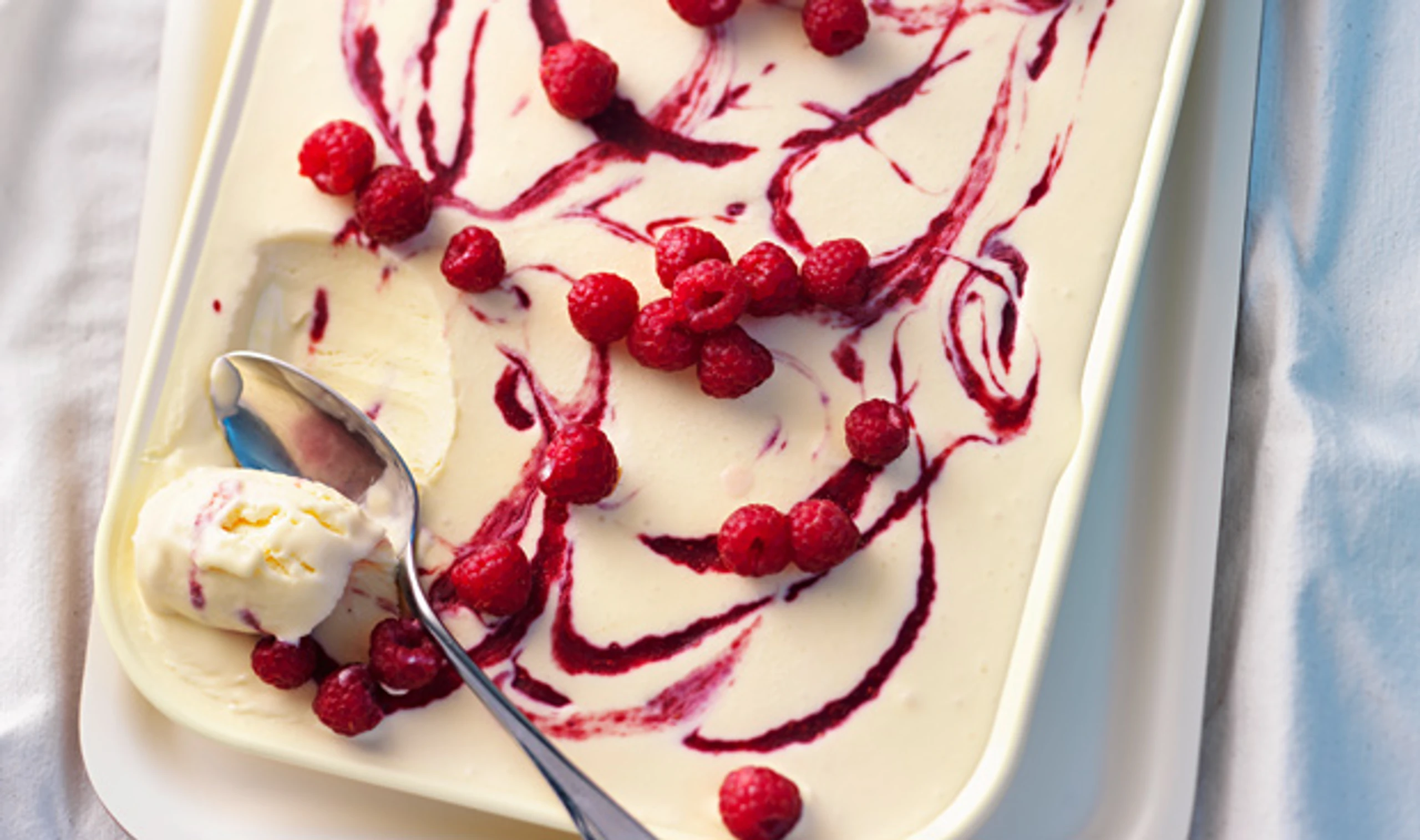 Weißes Parfait mit Himbeeren