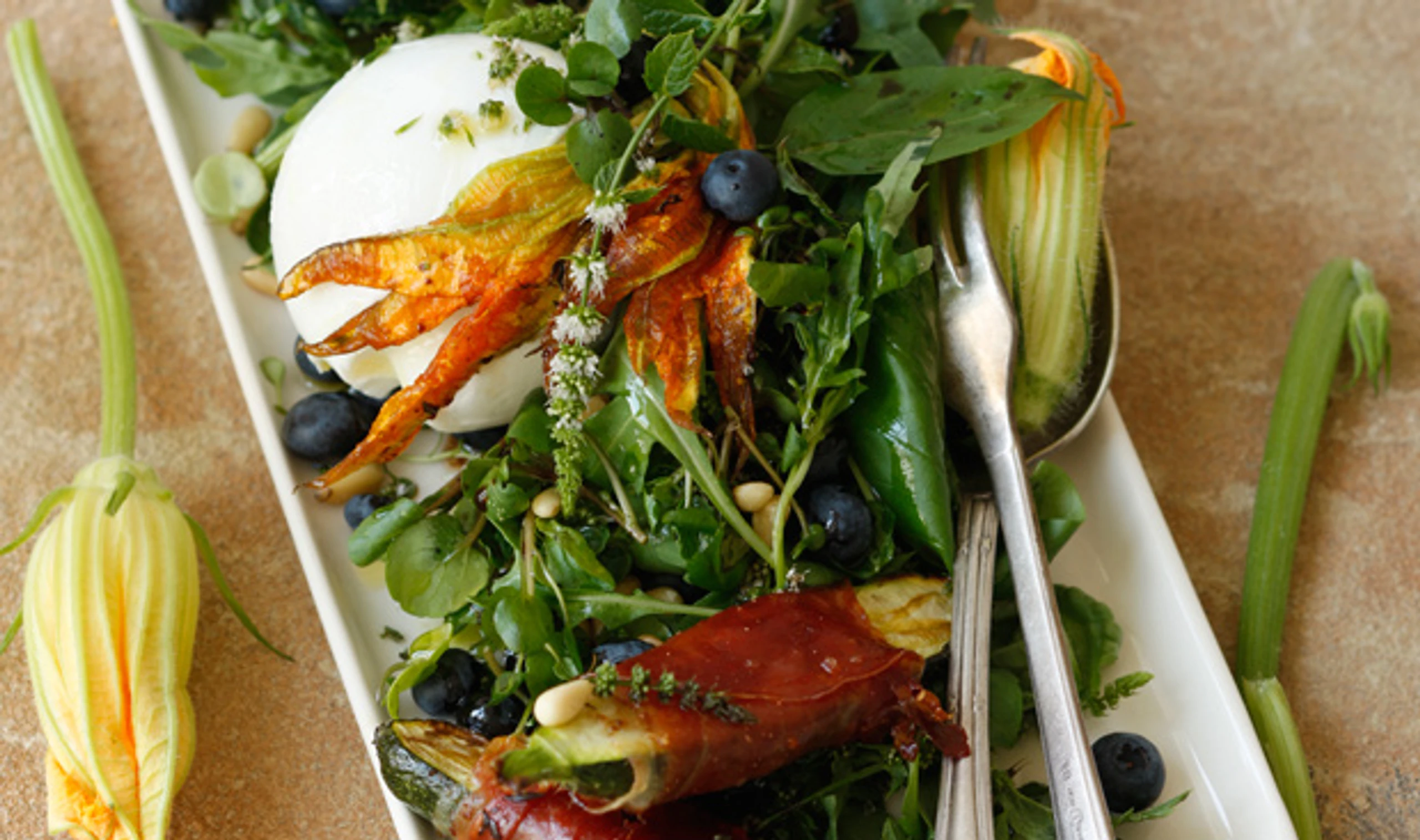 Sommersalat mit Zucchini