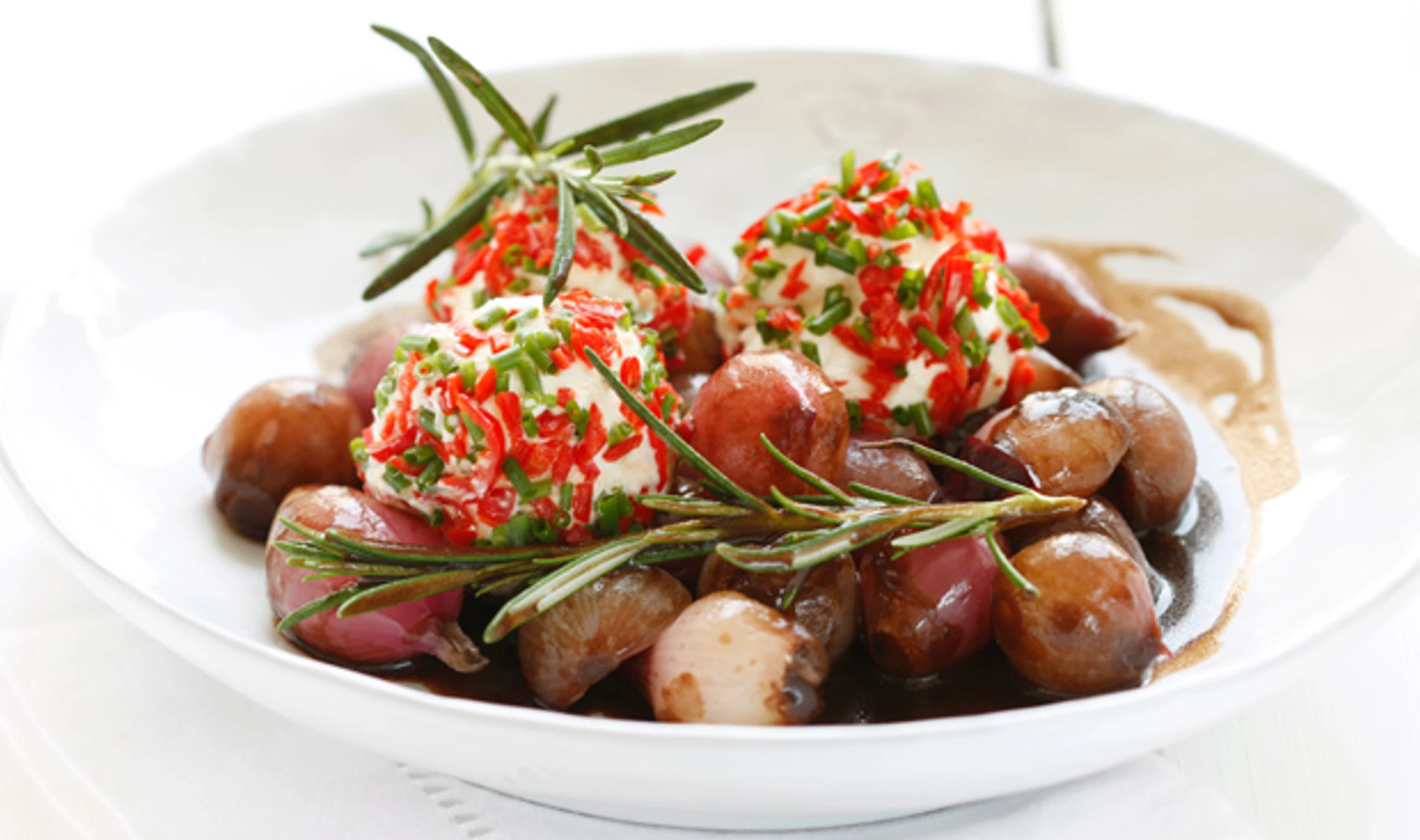 Frischkäse-Bällchen mit Balsamico-Schalotten