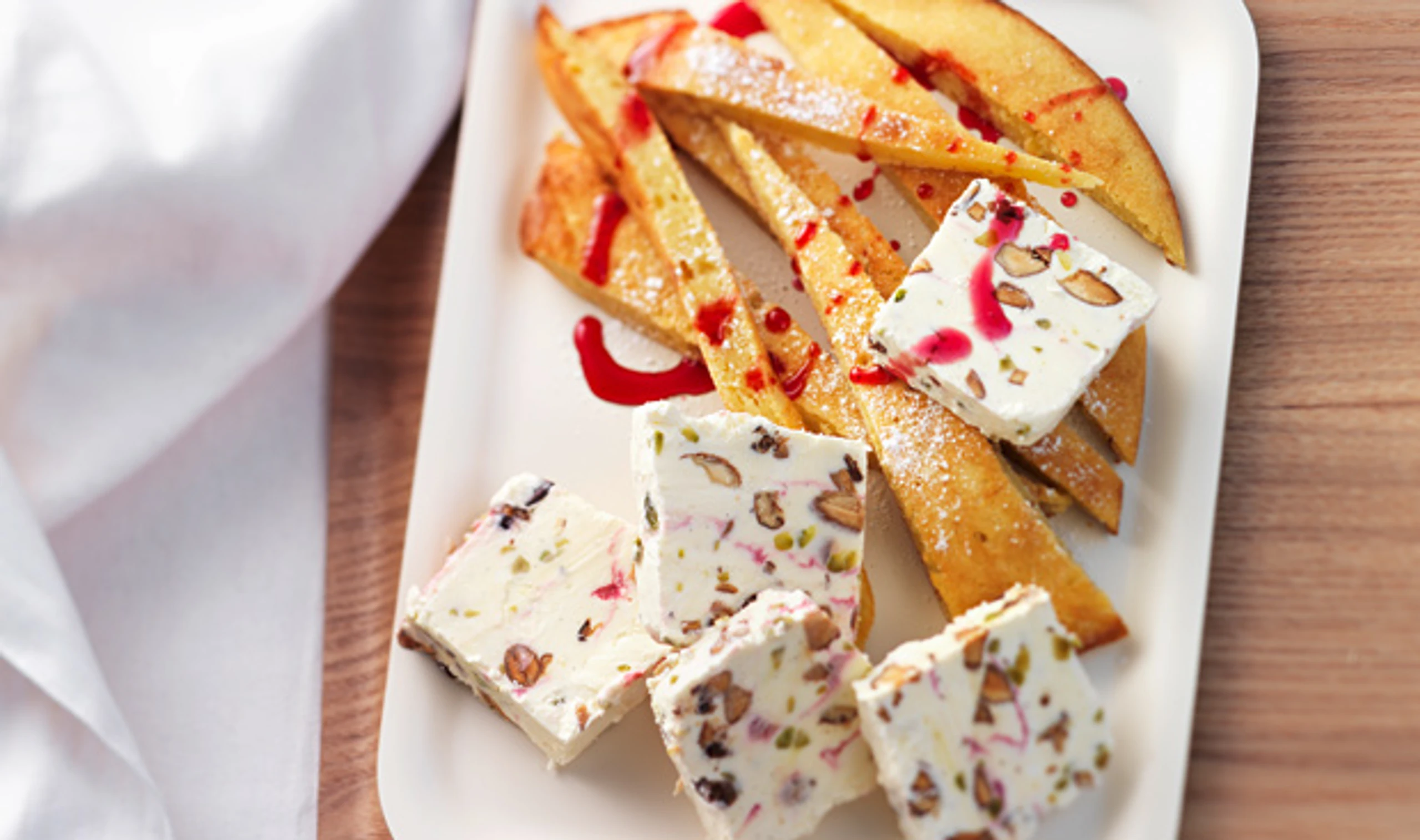 Mandel-Parfait mit Waffelkuchen