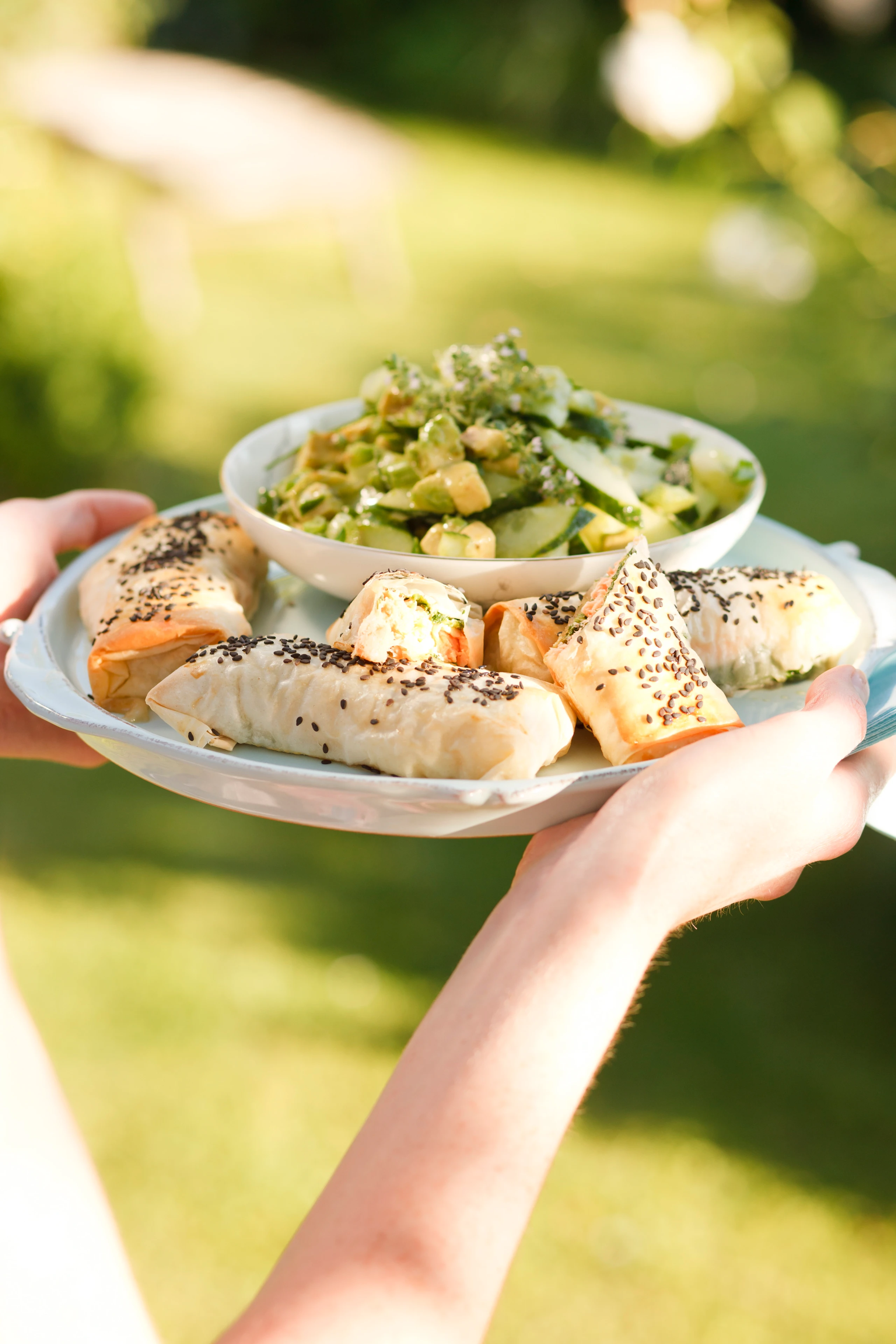 Fischpäckchen auf Gurken-Avocado-Salat