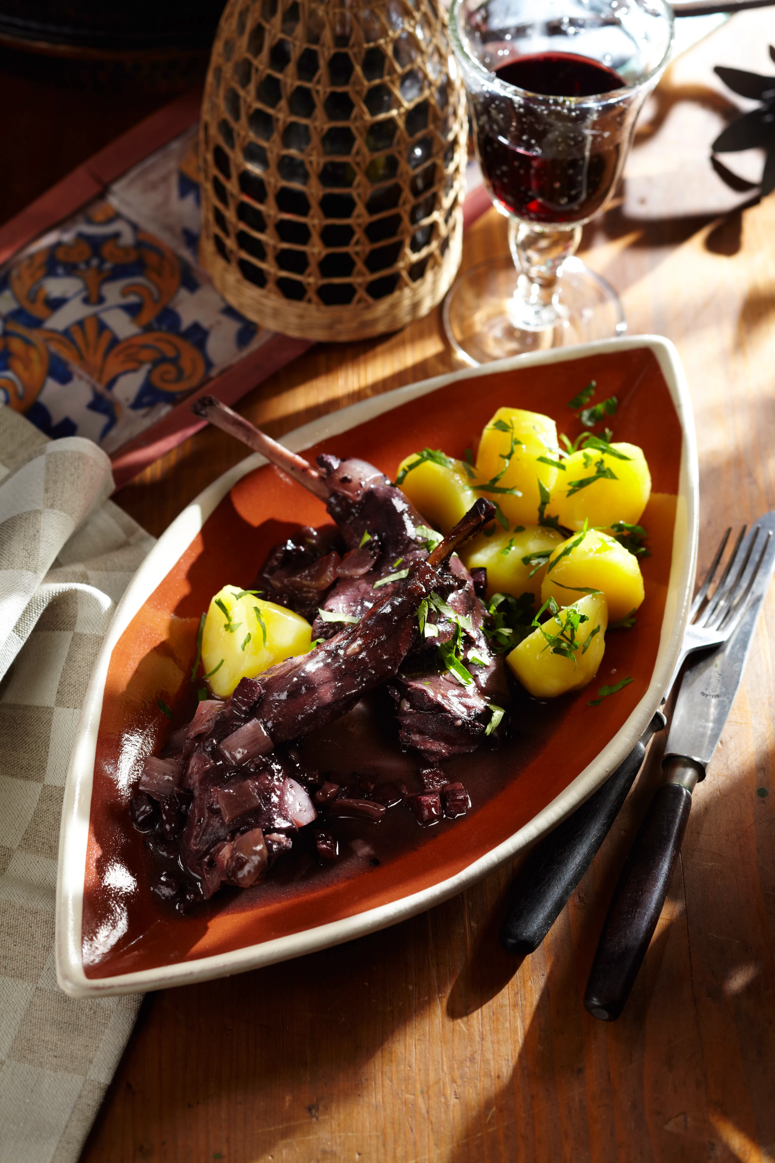 Coelho com vinho: Portugiesisches Kaninchen in Rotwein